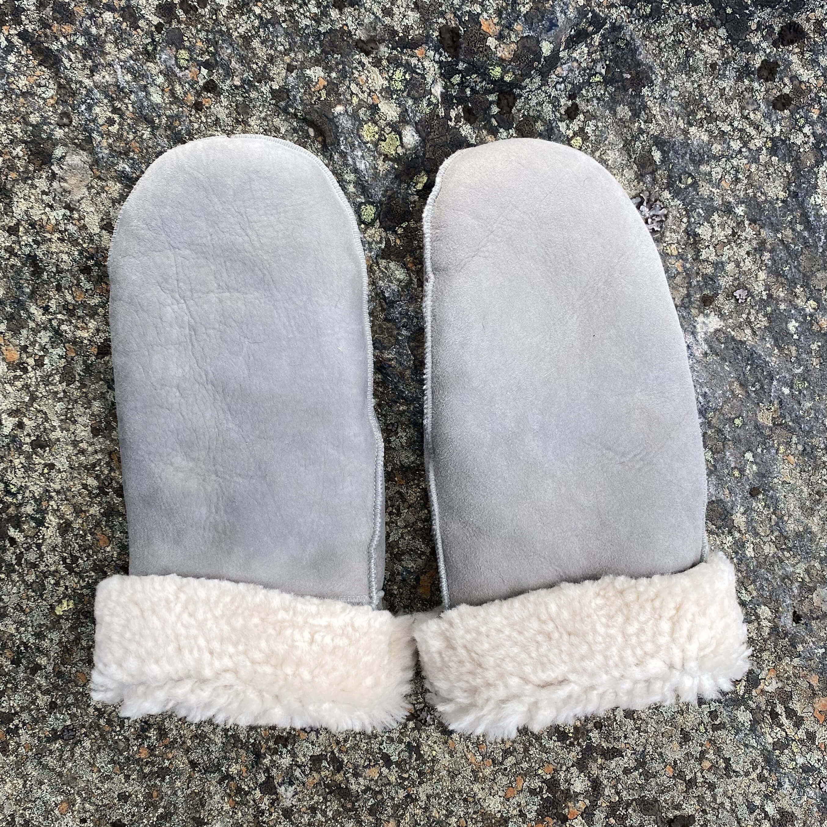 Semskede lammeskinnsvotter, elephant grey