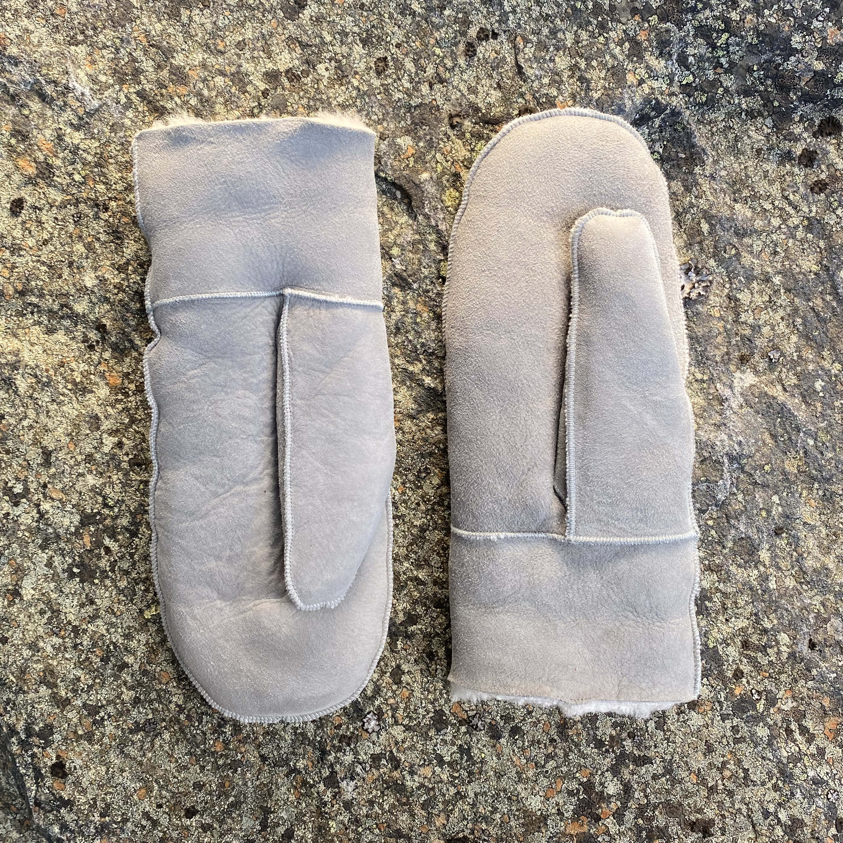 Semskede lammeskinnsvotter, elephant grey