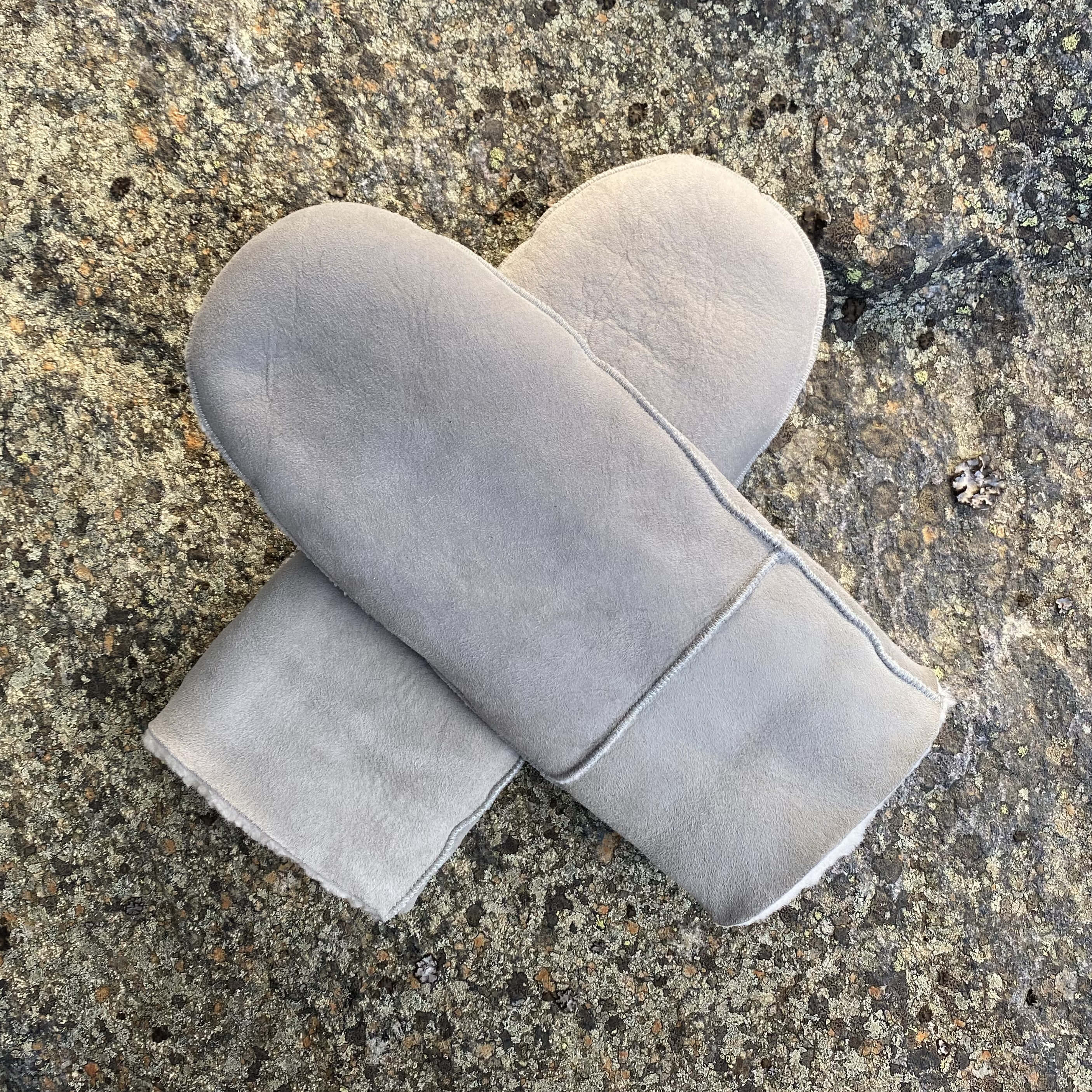 Semskede lammeskinnsvotter, elephant grey