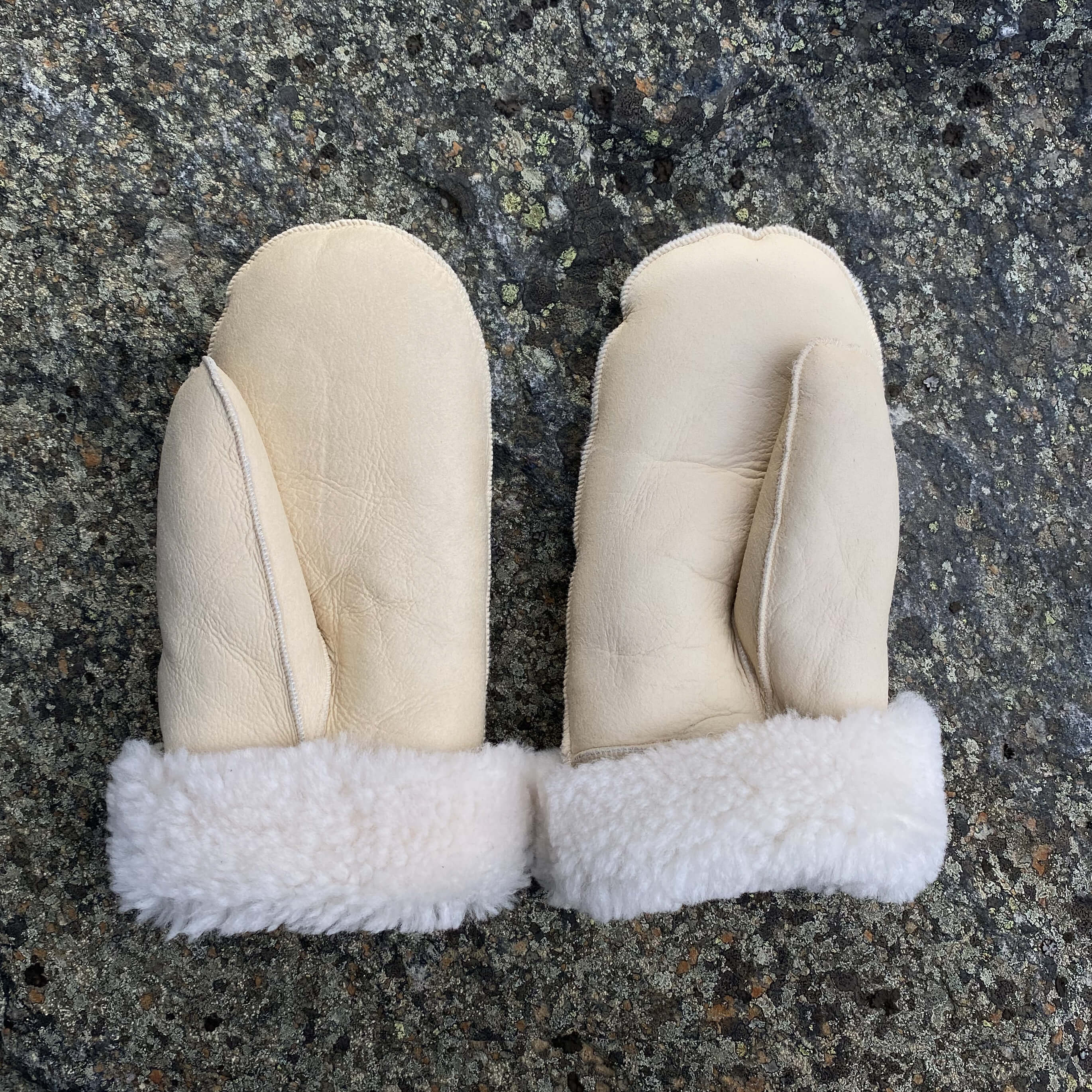 Lammeskinnsvotter med lammepels, lys beige