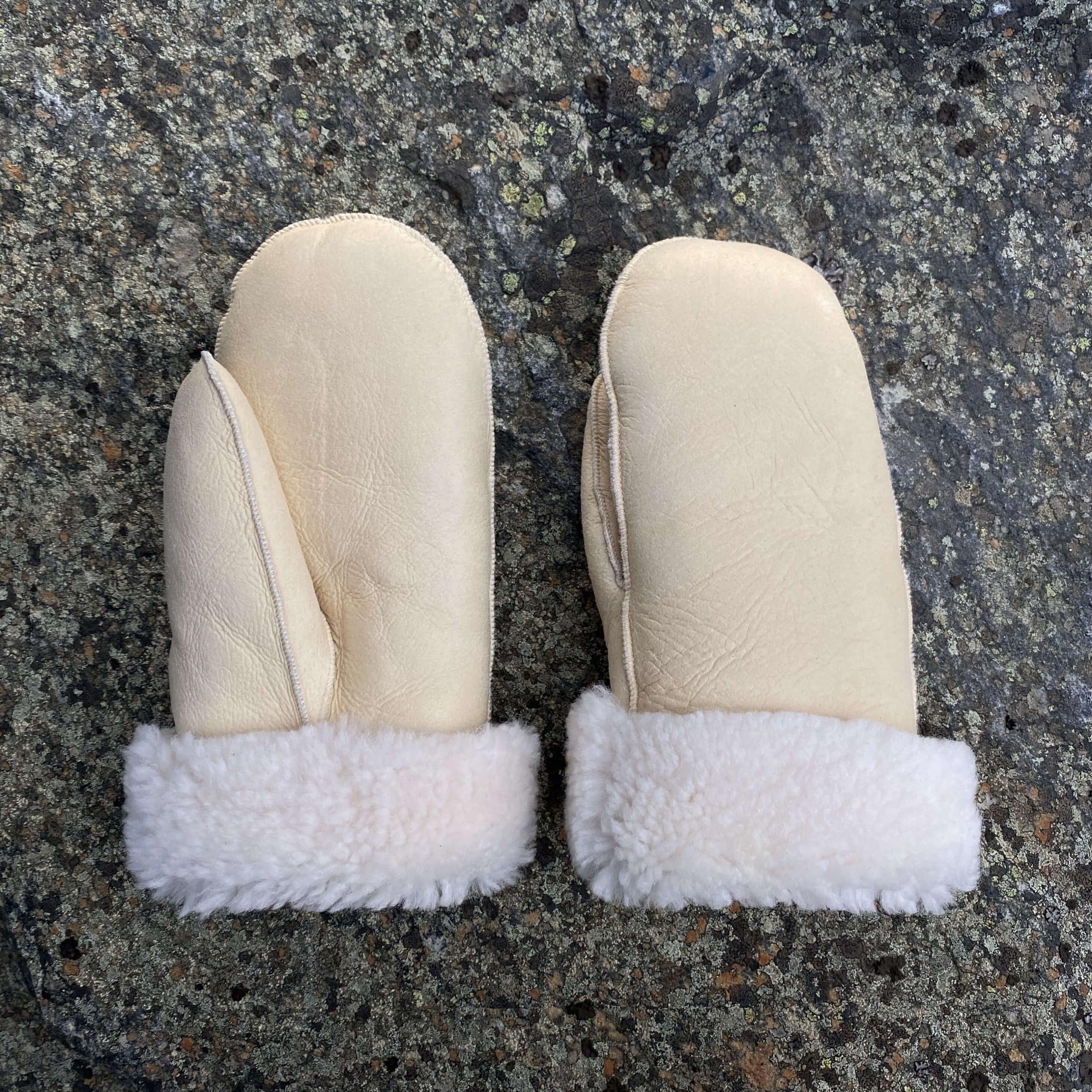 Lammeskinnsvotter med lammepels, lys beige