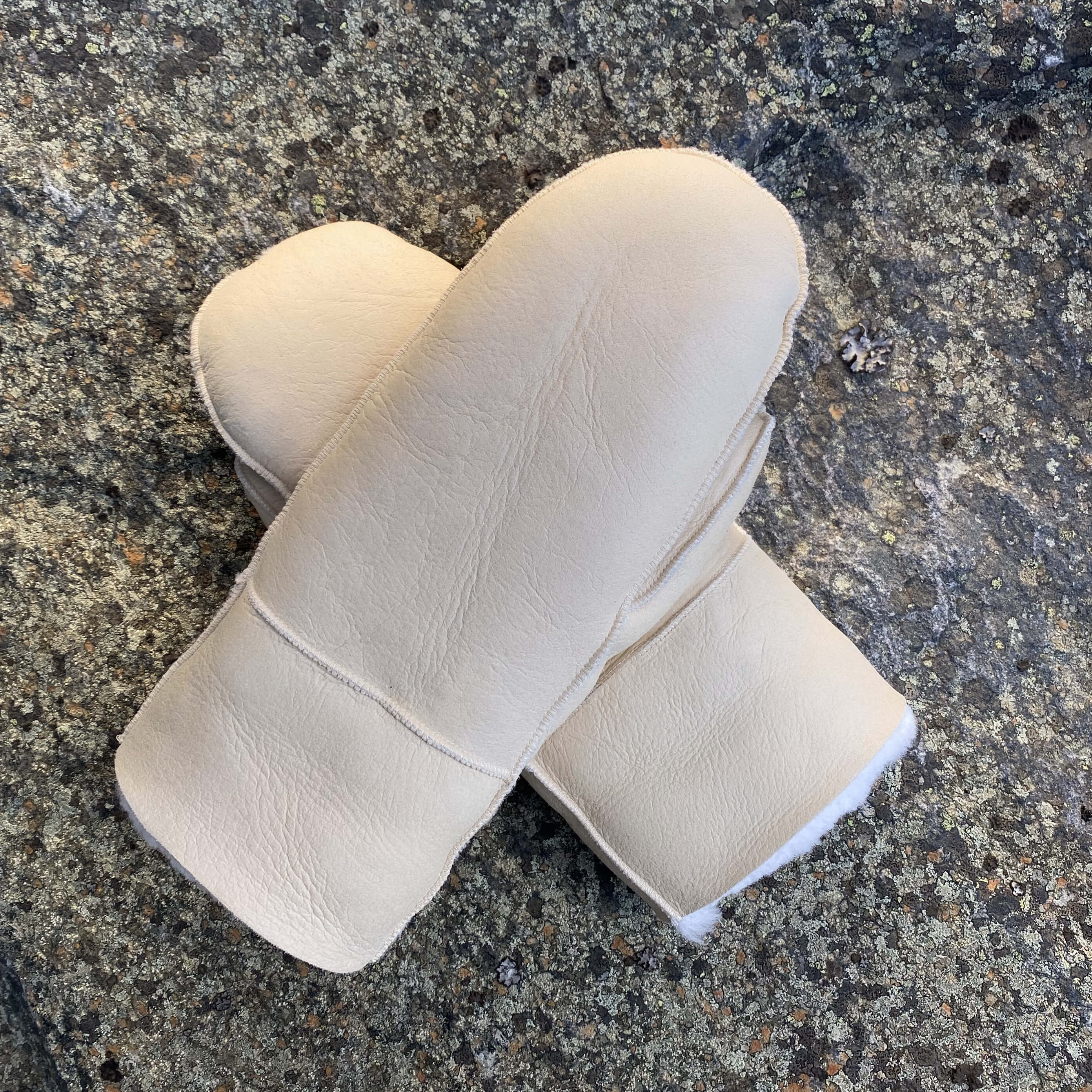 Lammeskinnsvotter med lammepels, lys beige