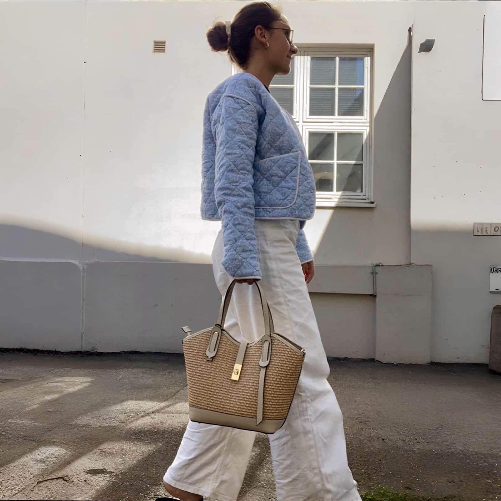 Klassisk raffiaveske med beige skinndetaljer