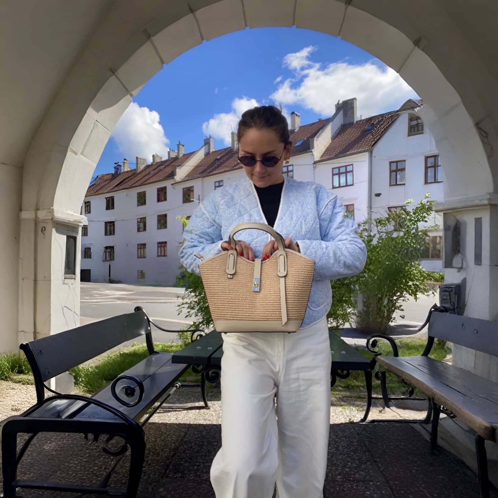 Klassisk raffiaveske med beige skinndetaljer
