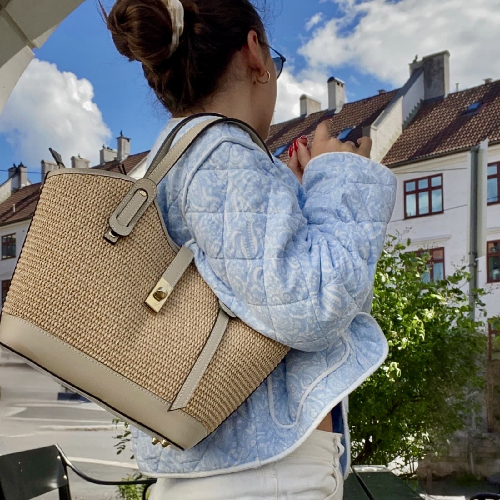 Klassisk raffiaveske med beige skinndetaljer