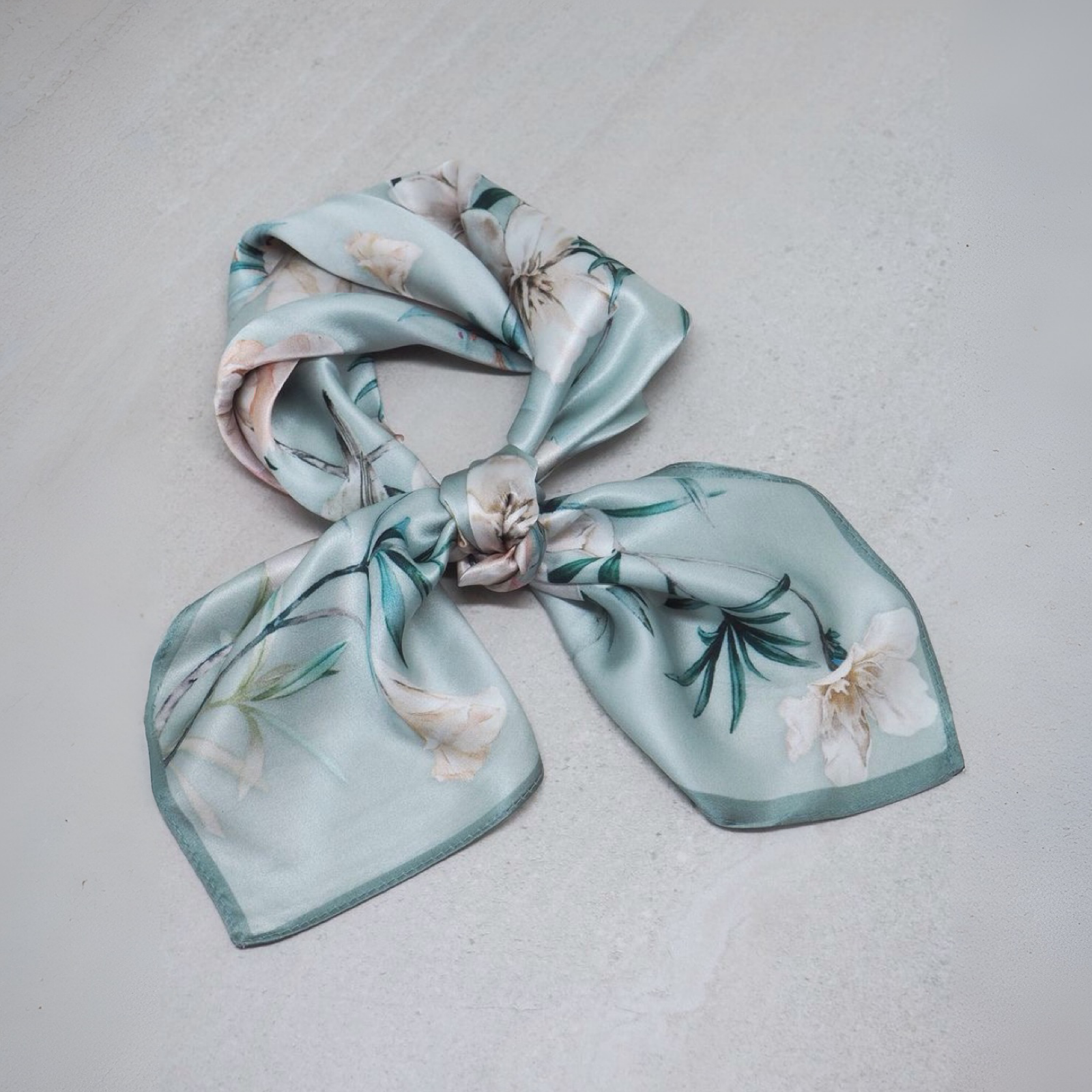 Silkeskjerf 70x70, mint og beige