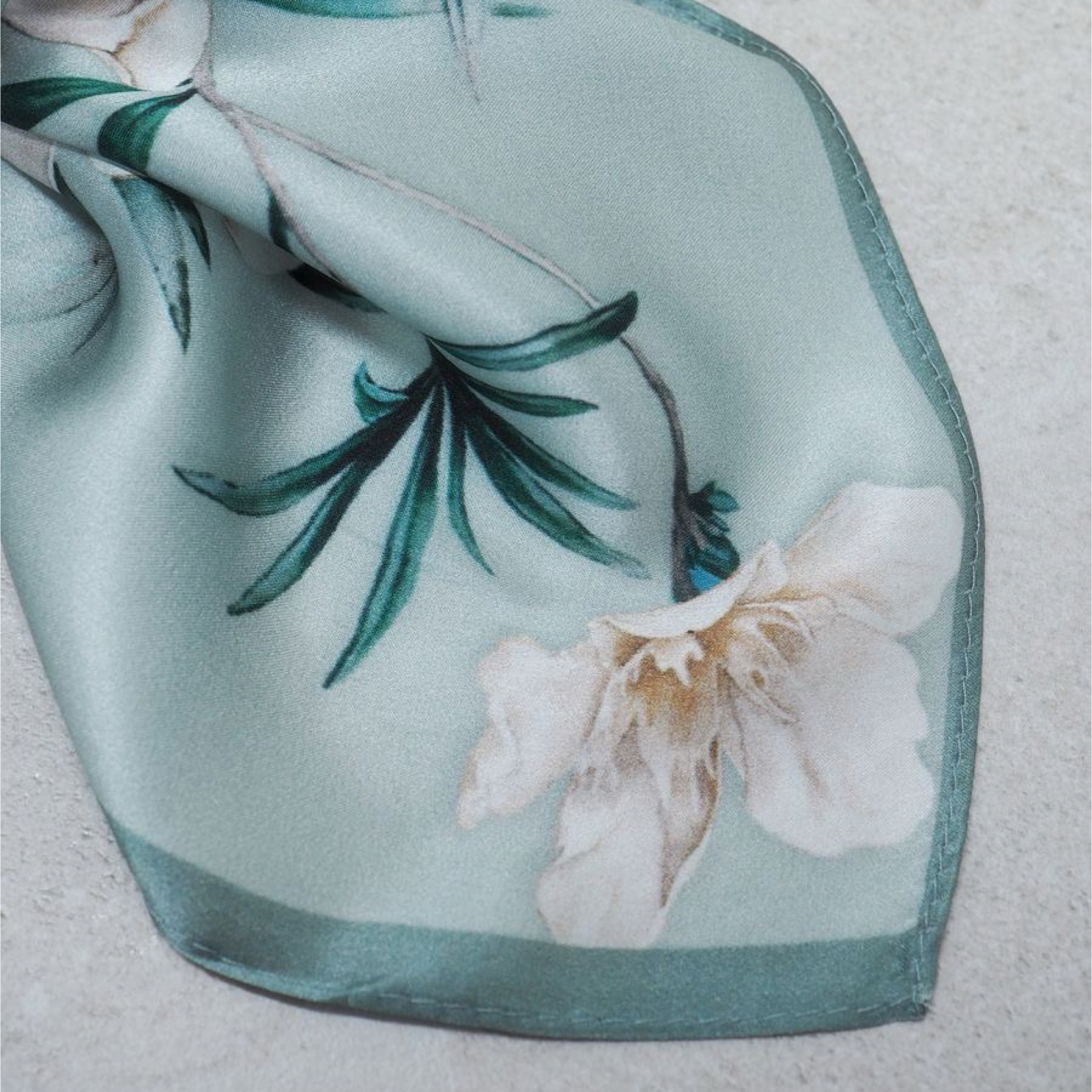 Silkeskjerf 70x70, mint og beige