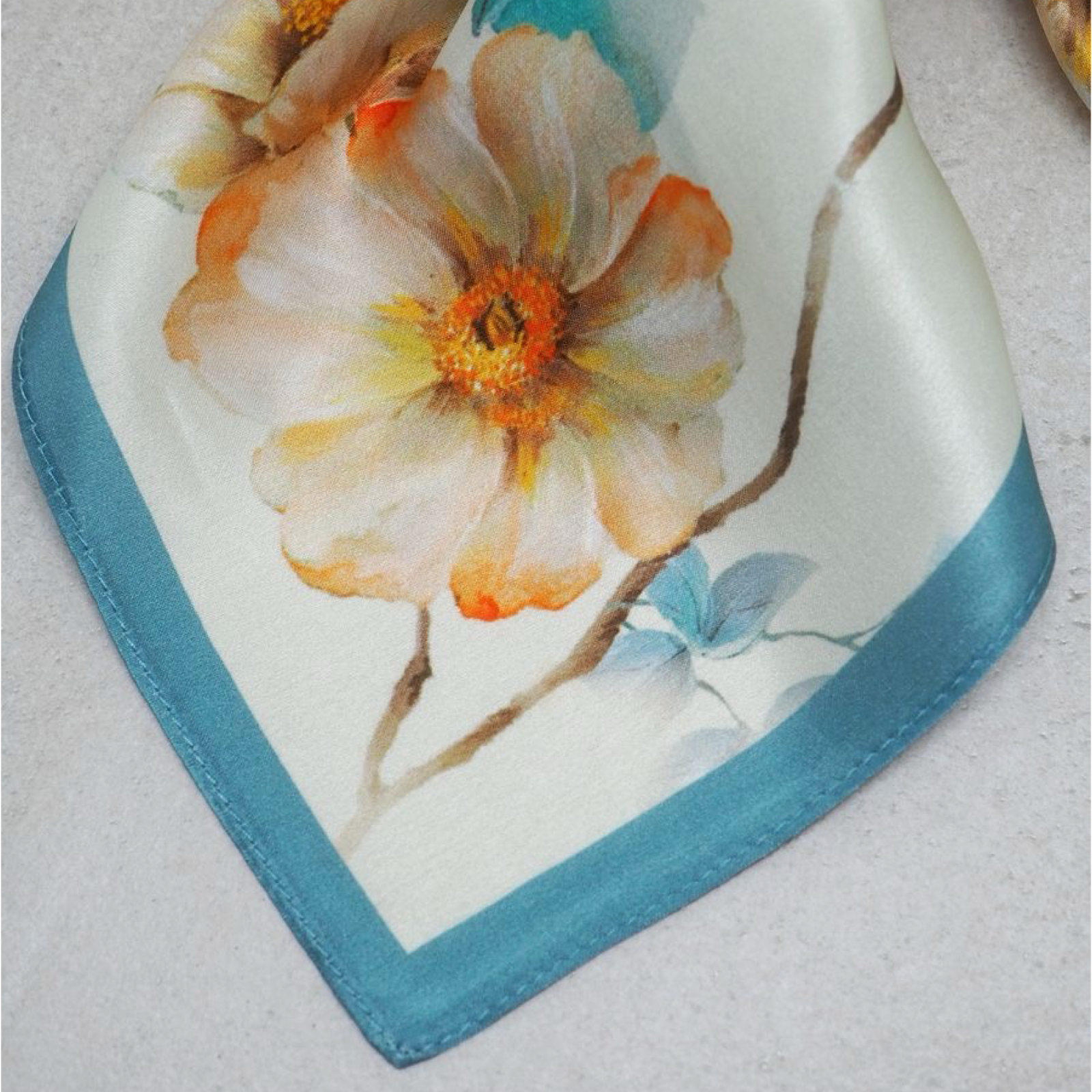 Silkeskjerf 70x70, turkis med blomster