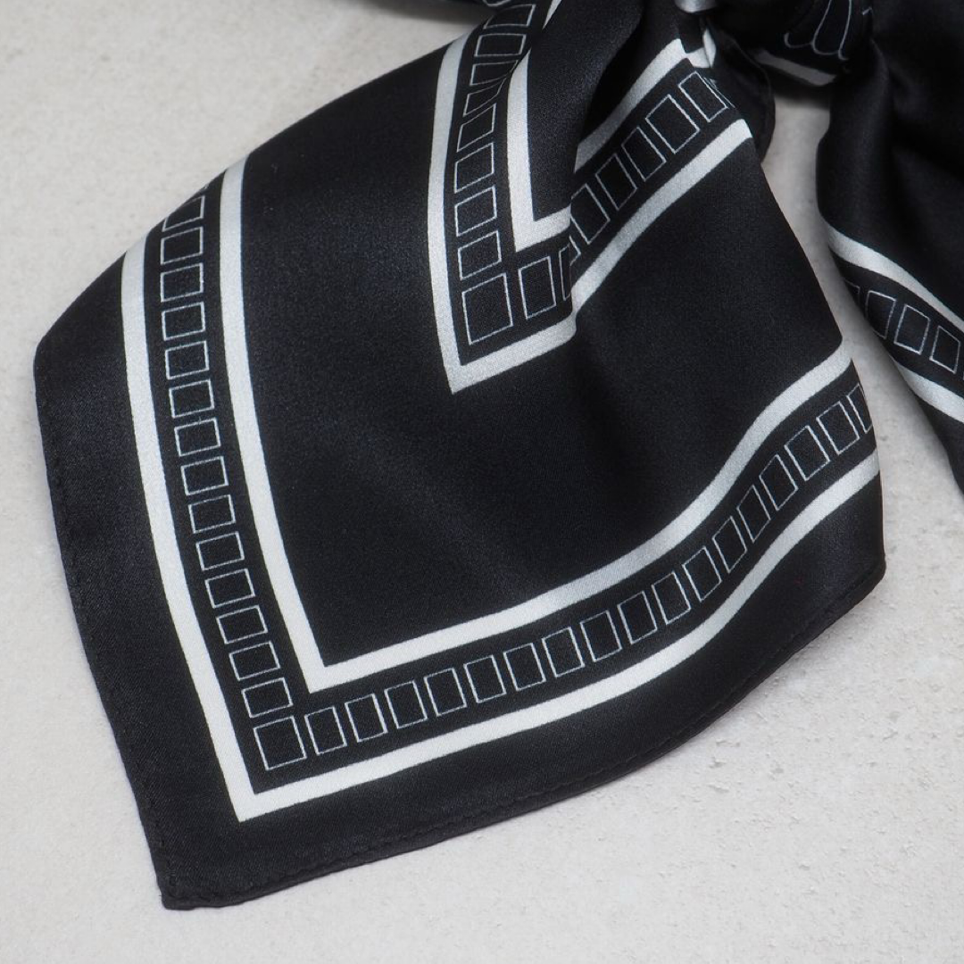 Silkeskjerf 70x70, svart og off-white