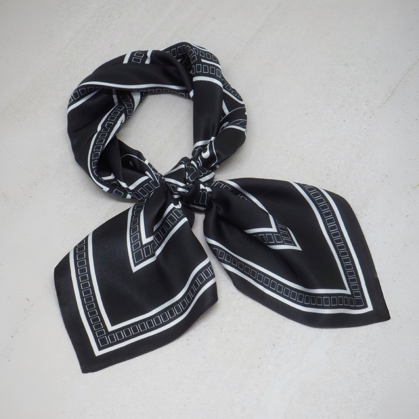 Silkeskjerf 70x70, svart og off-white