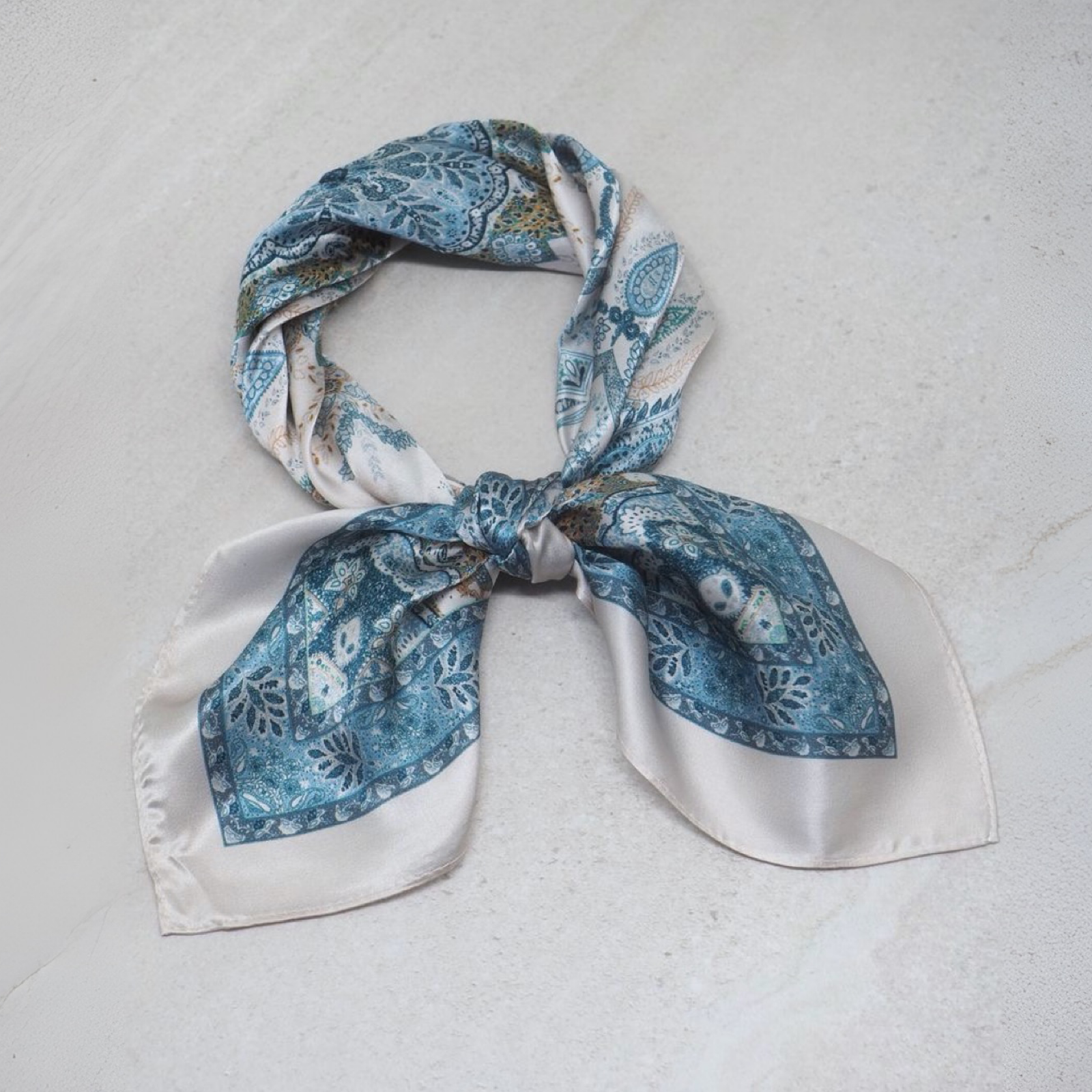 Silkeskjerf mini, lyseblå/off-white mønster