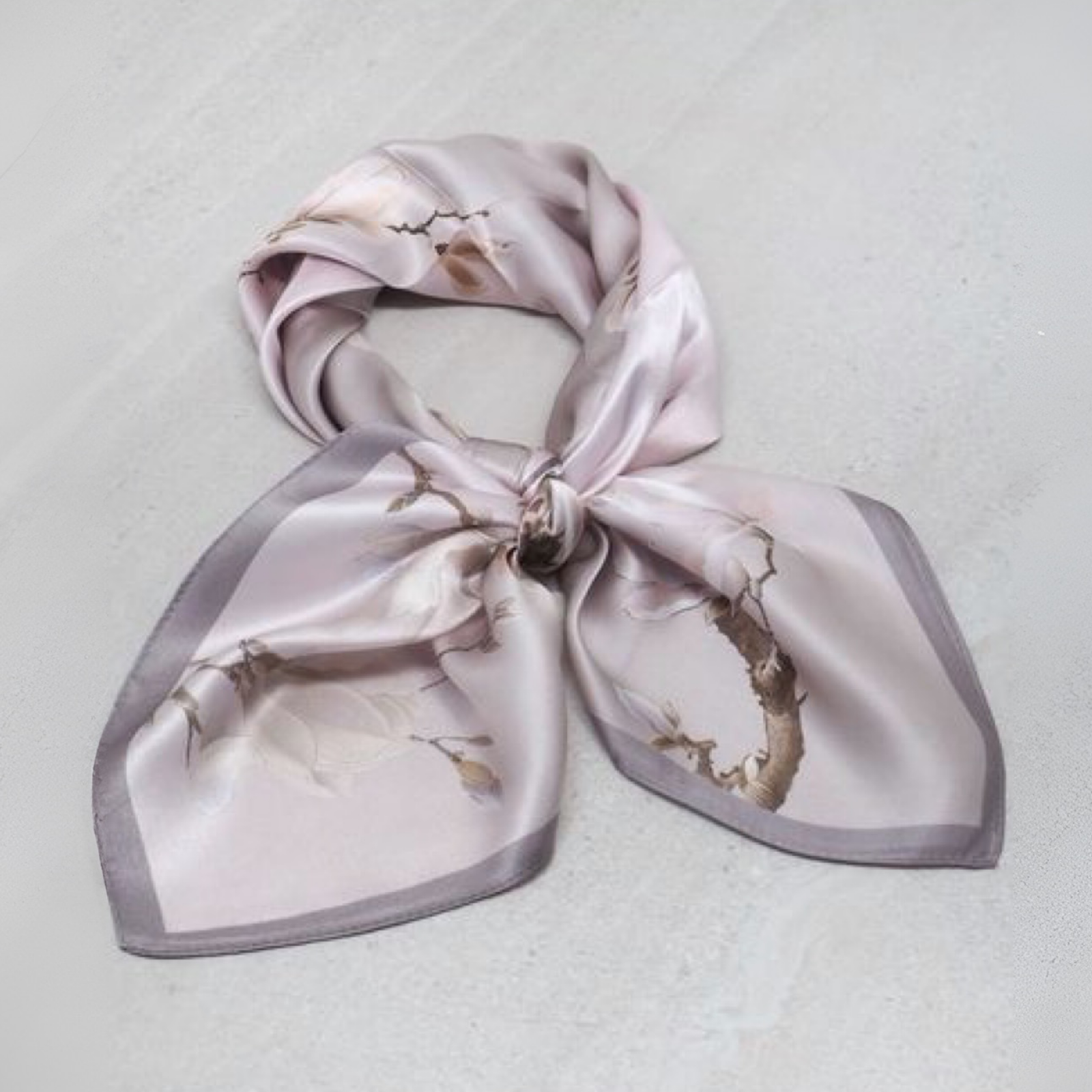 Silkeskjerf 70x70, beige og lyserosa med kirsebærblomster