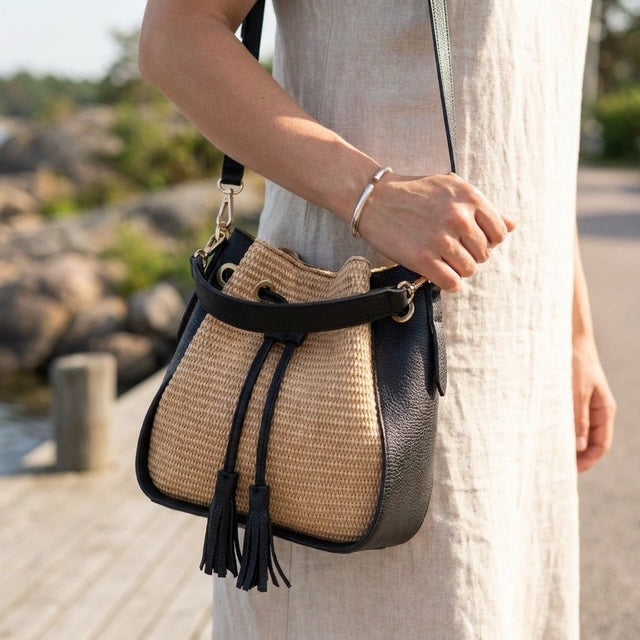 Bucket bag i raffia med svarte skinndetaljer