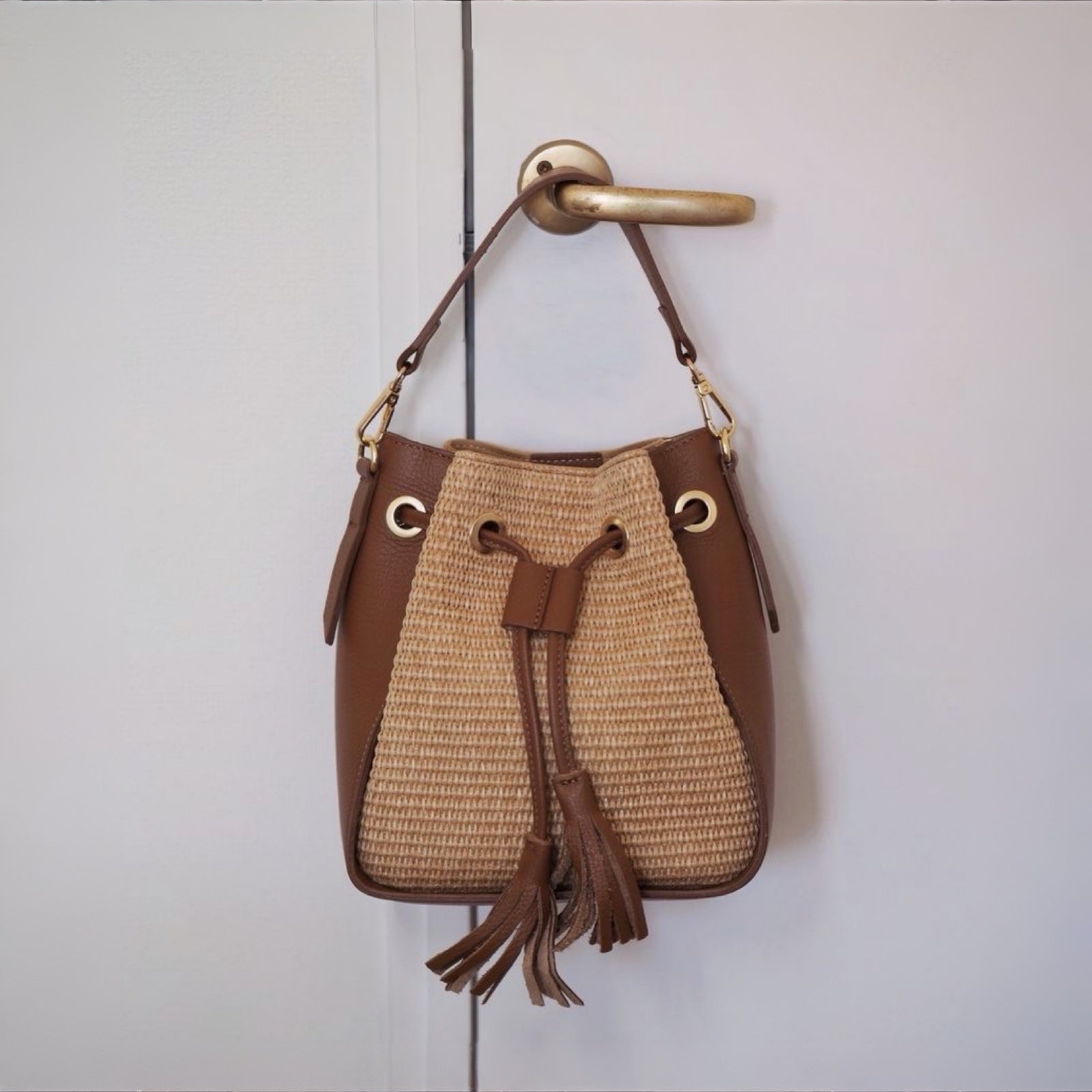 Bucket bag i raffia med cognac skinndetaljer