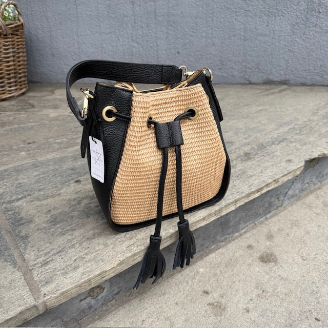 Bucket bag i raffia med svarte skinndetaljer