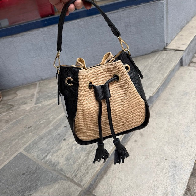 Bucket bag i raffia med svarte skinndetaljer