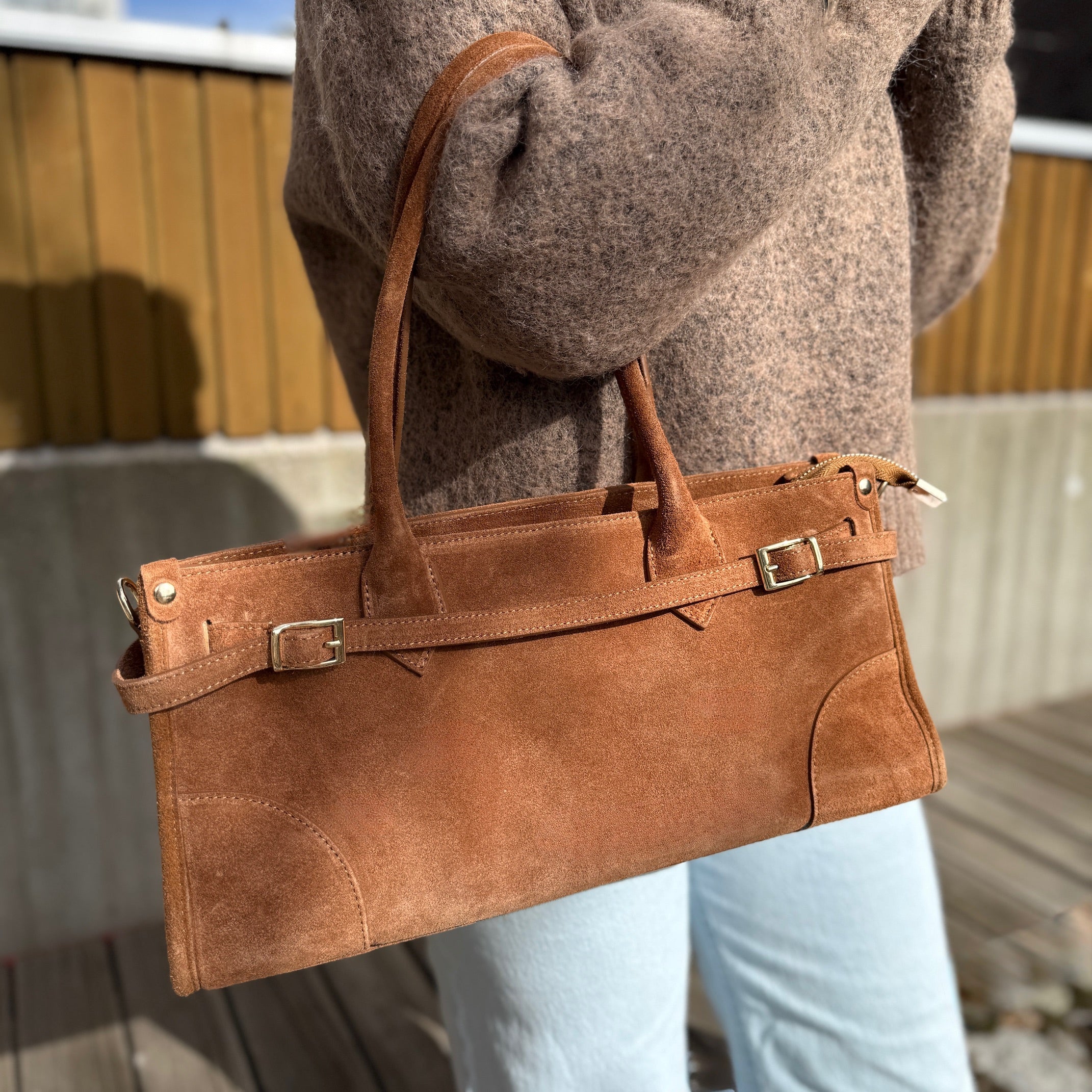 Semsket skinnveske med beltedetalj, cognac