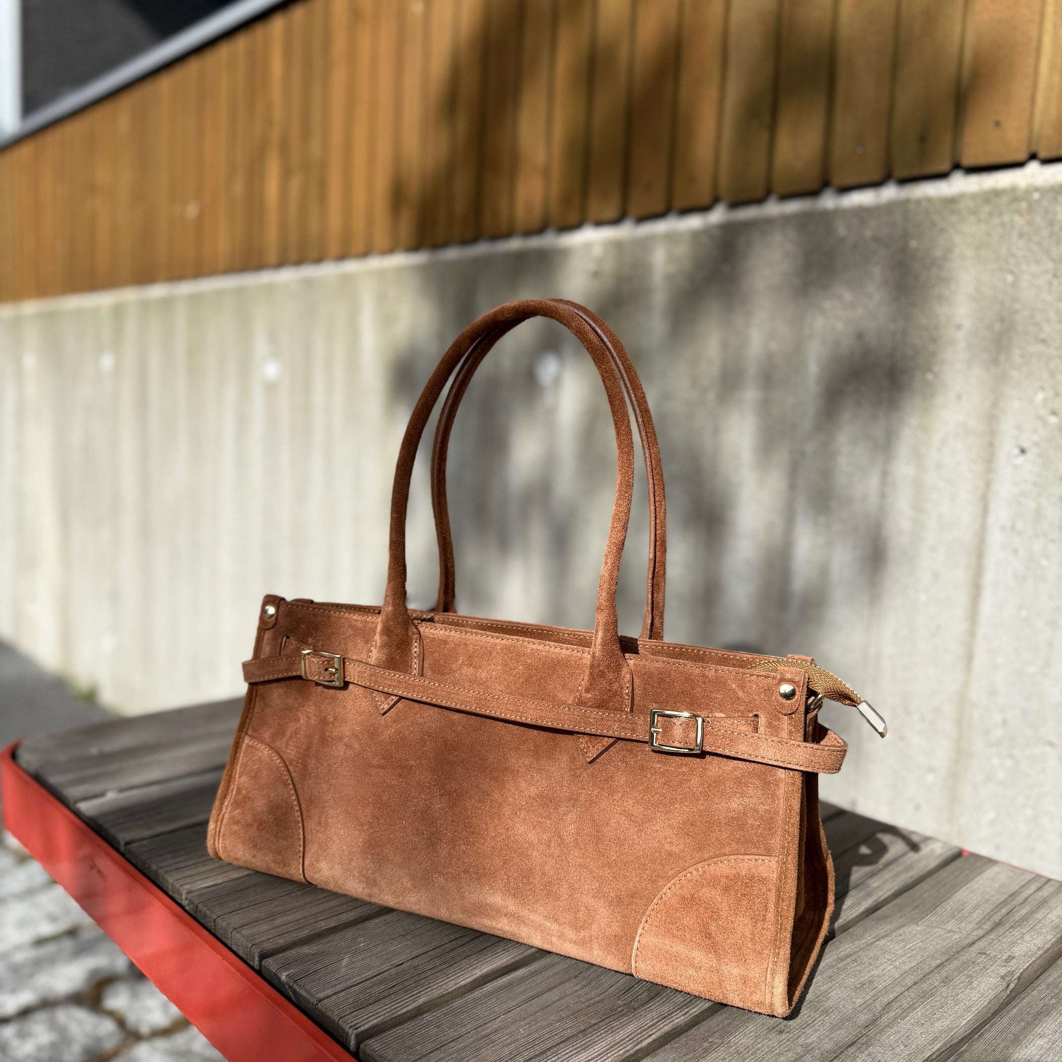 Semsket skinnveske med beltedetalj, cognac