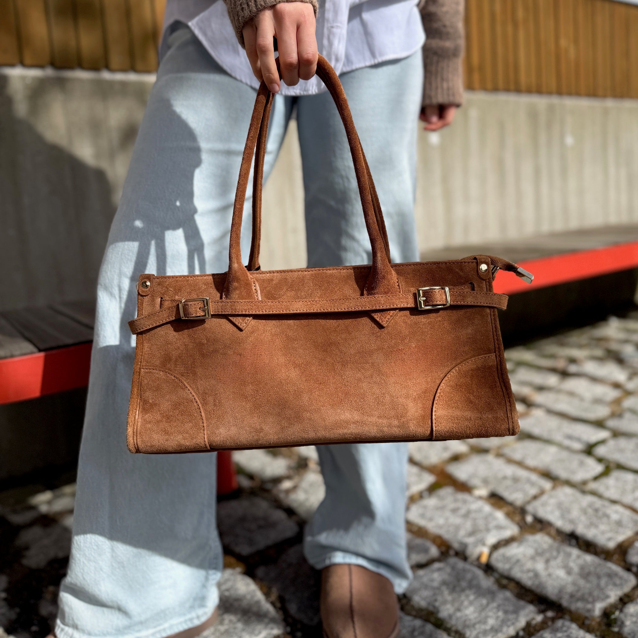 Semsket skinnveske med beltedetalj, cognac