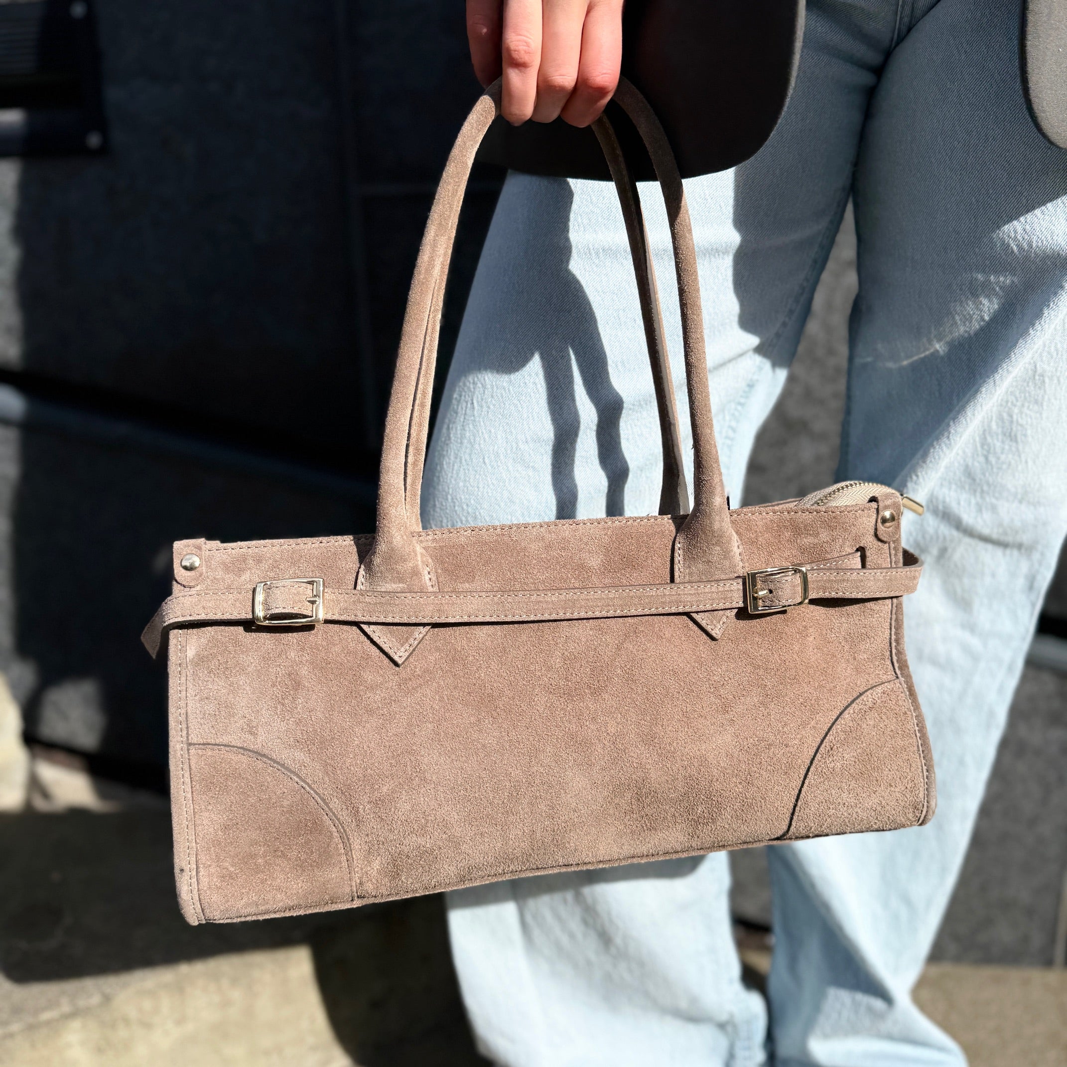 Semsket skinnveske med beltedetalj, taupe