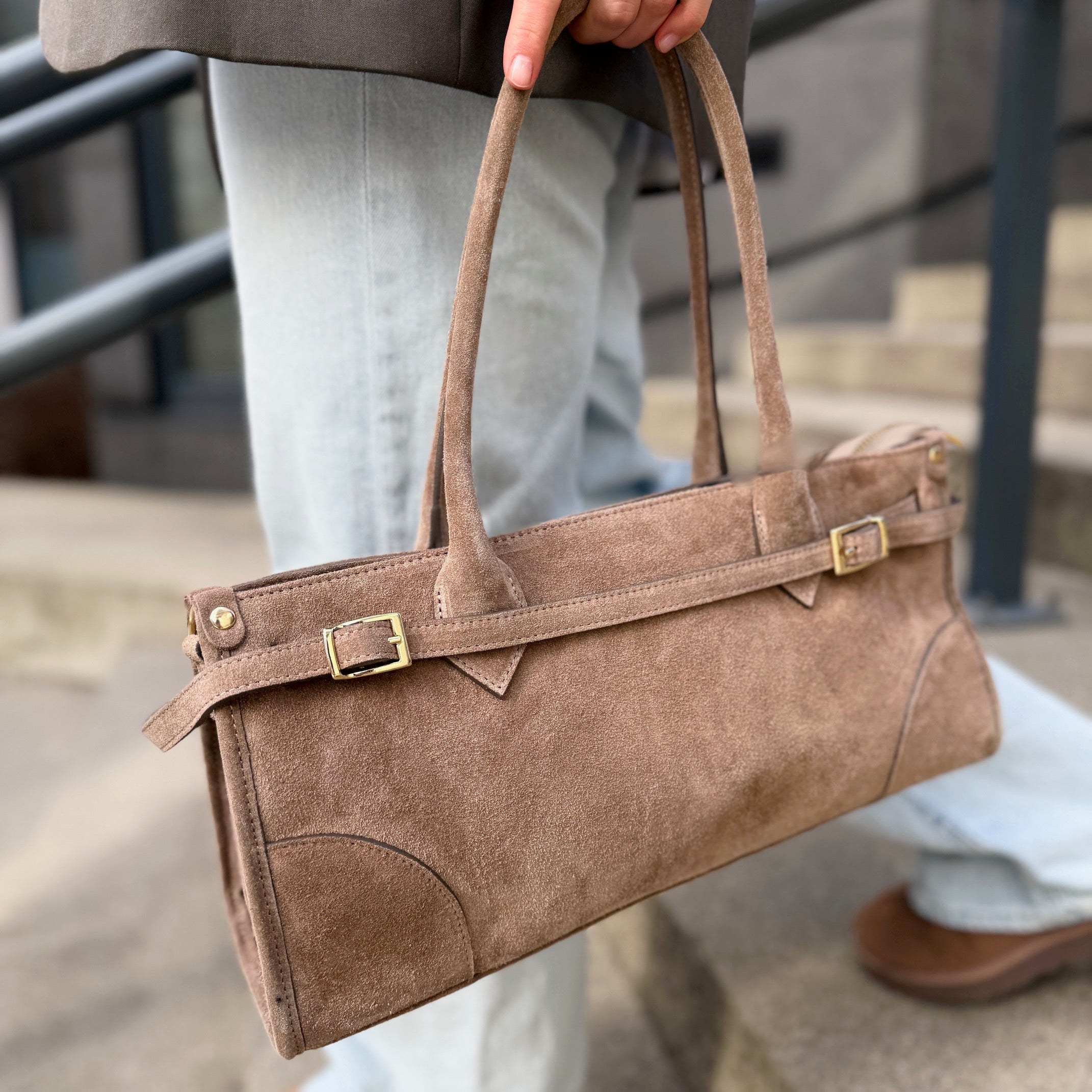 Semsket skinnveske med beltedetalj, taupe