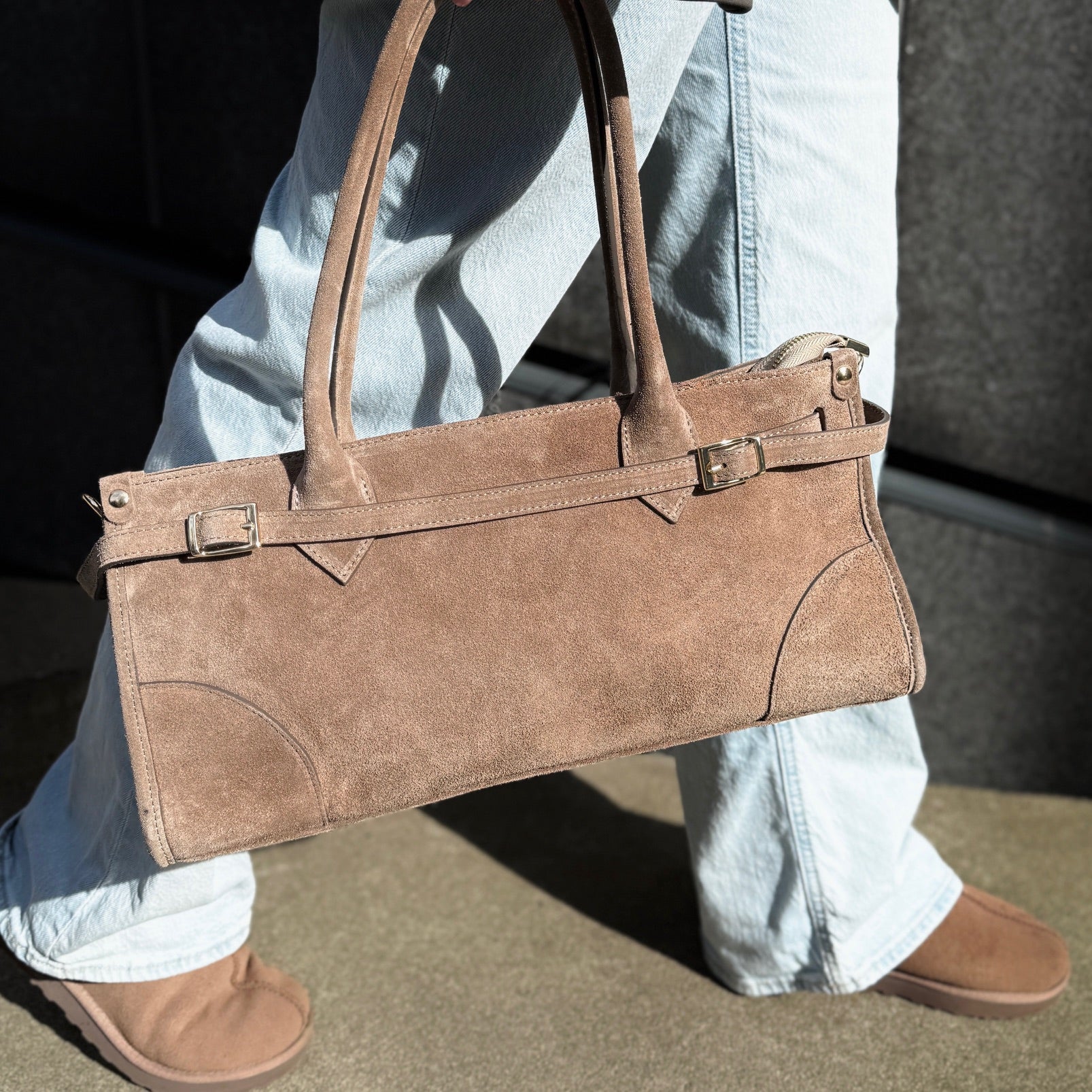 Semsket skinnveske med beltedetalj, taupe