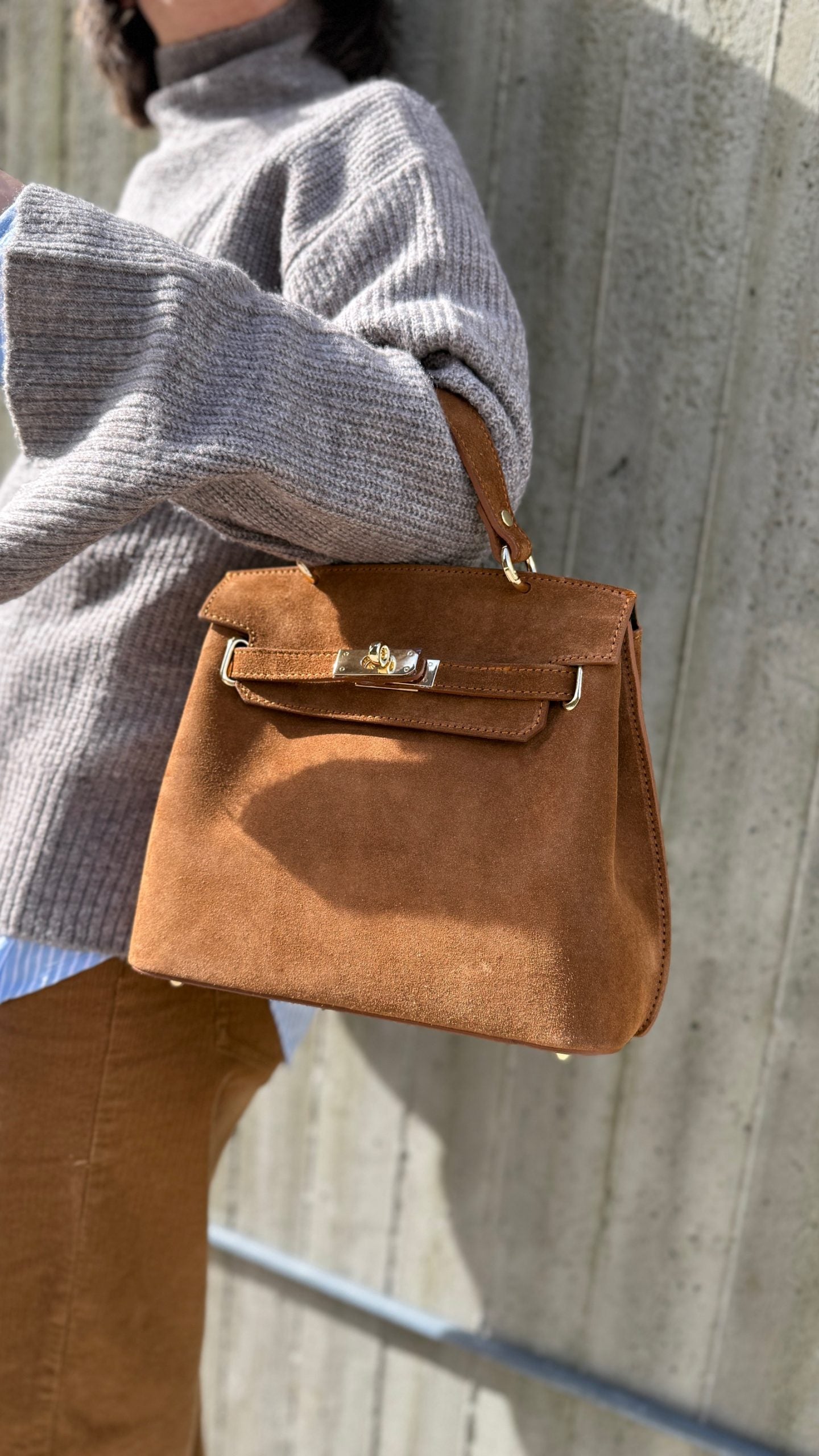 Klassisk semsket skinnveske med spenne, cognac