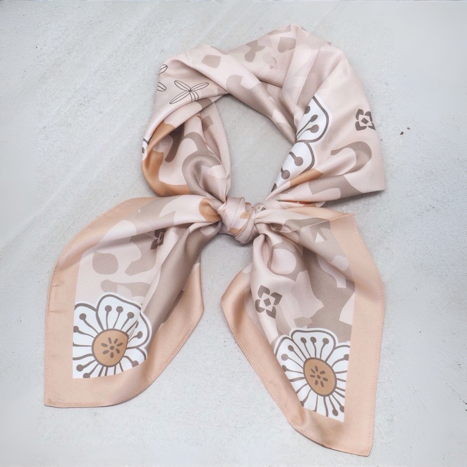 Silkeskjerf stort, i beige fargetoner