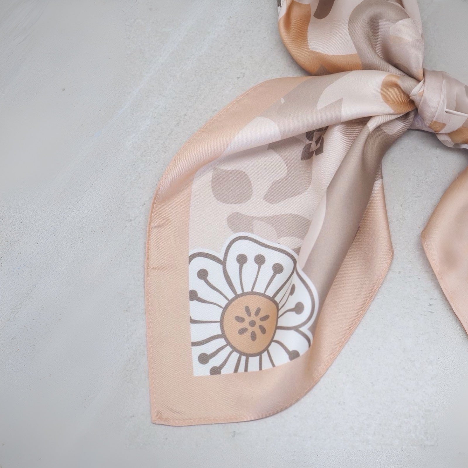 Silkeskjerf stort, i beige fargetoner