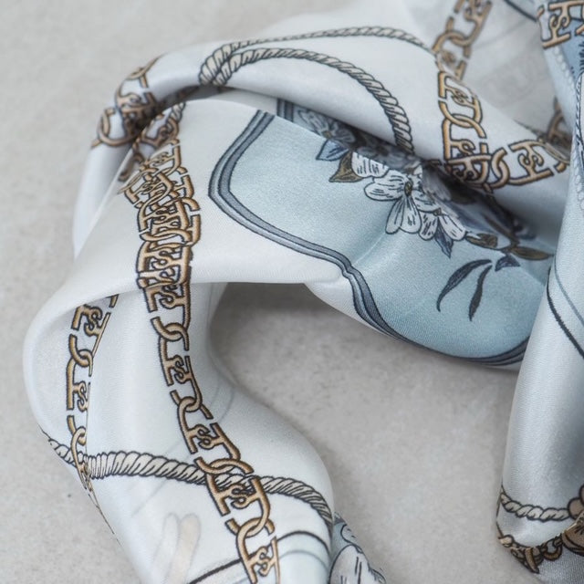Silkeskjerf 70x70, blå blomster og kjedemønster