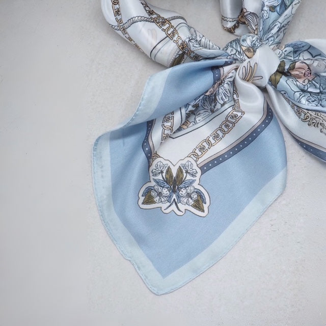 Silkeskjerf 70x70, blå blomster og kjedemønster