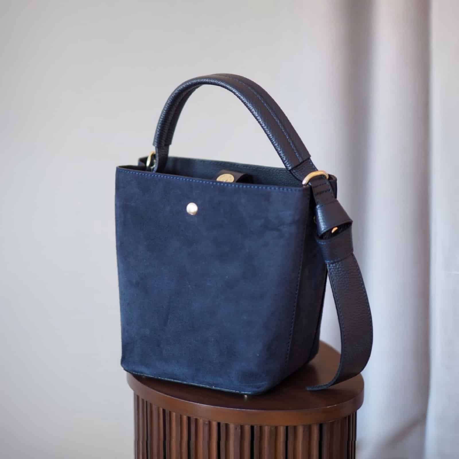 Bucket bag, semsket mørkeblå