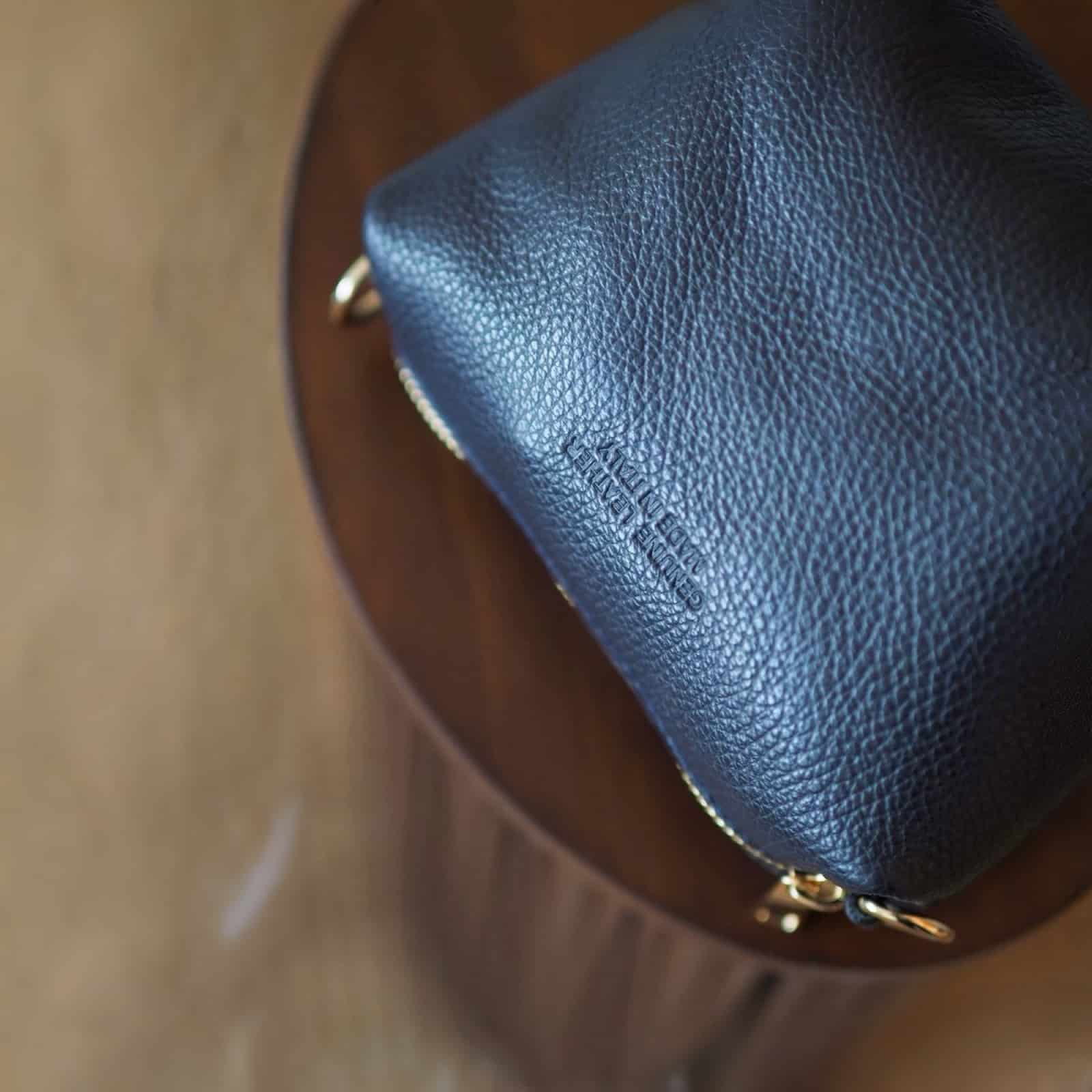 Bucket bag, semsket mørkeblå