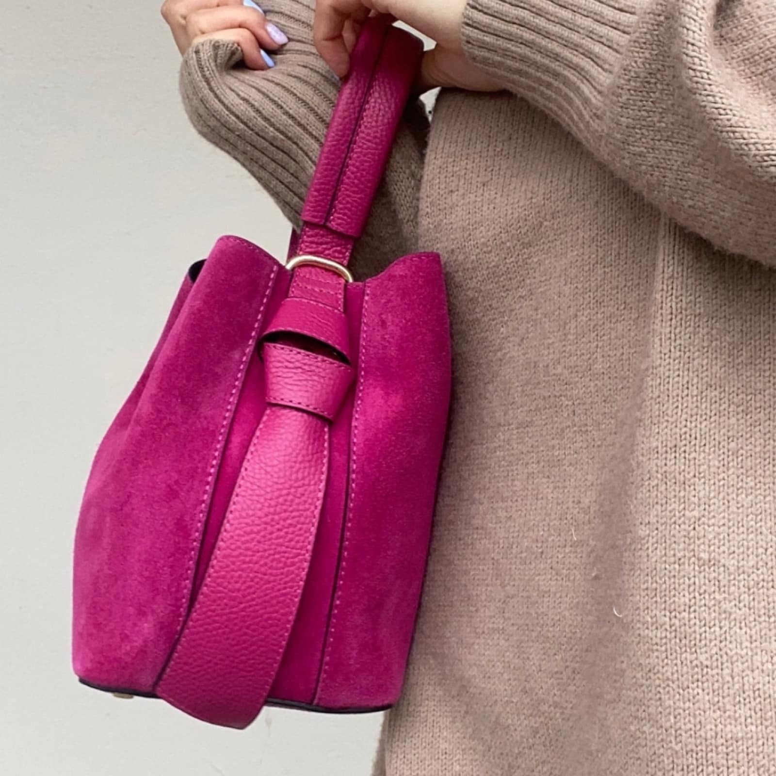 Bucket bag, semsket fuksia