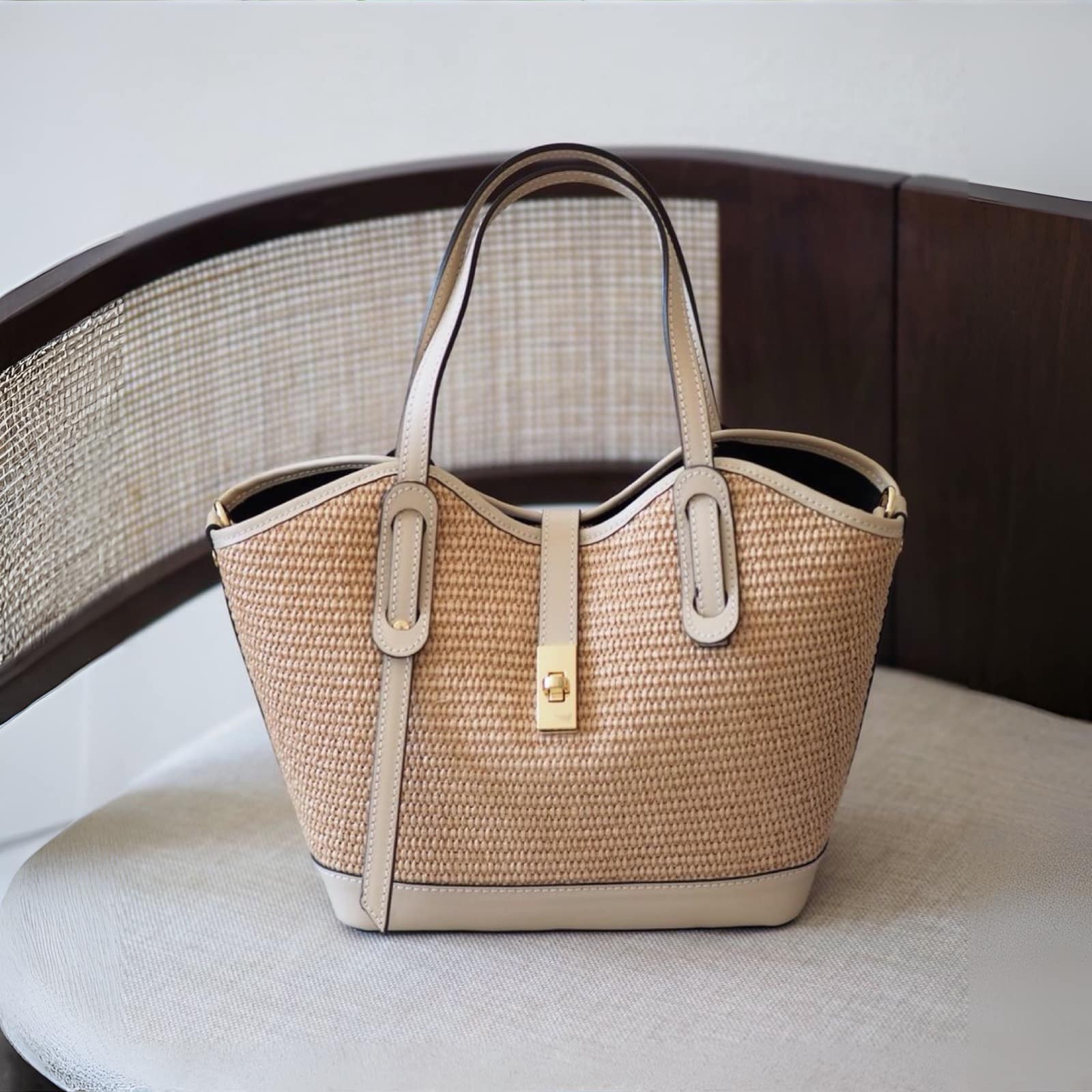 Klassisk raffiaveske med beige skinndetaljer