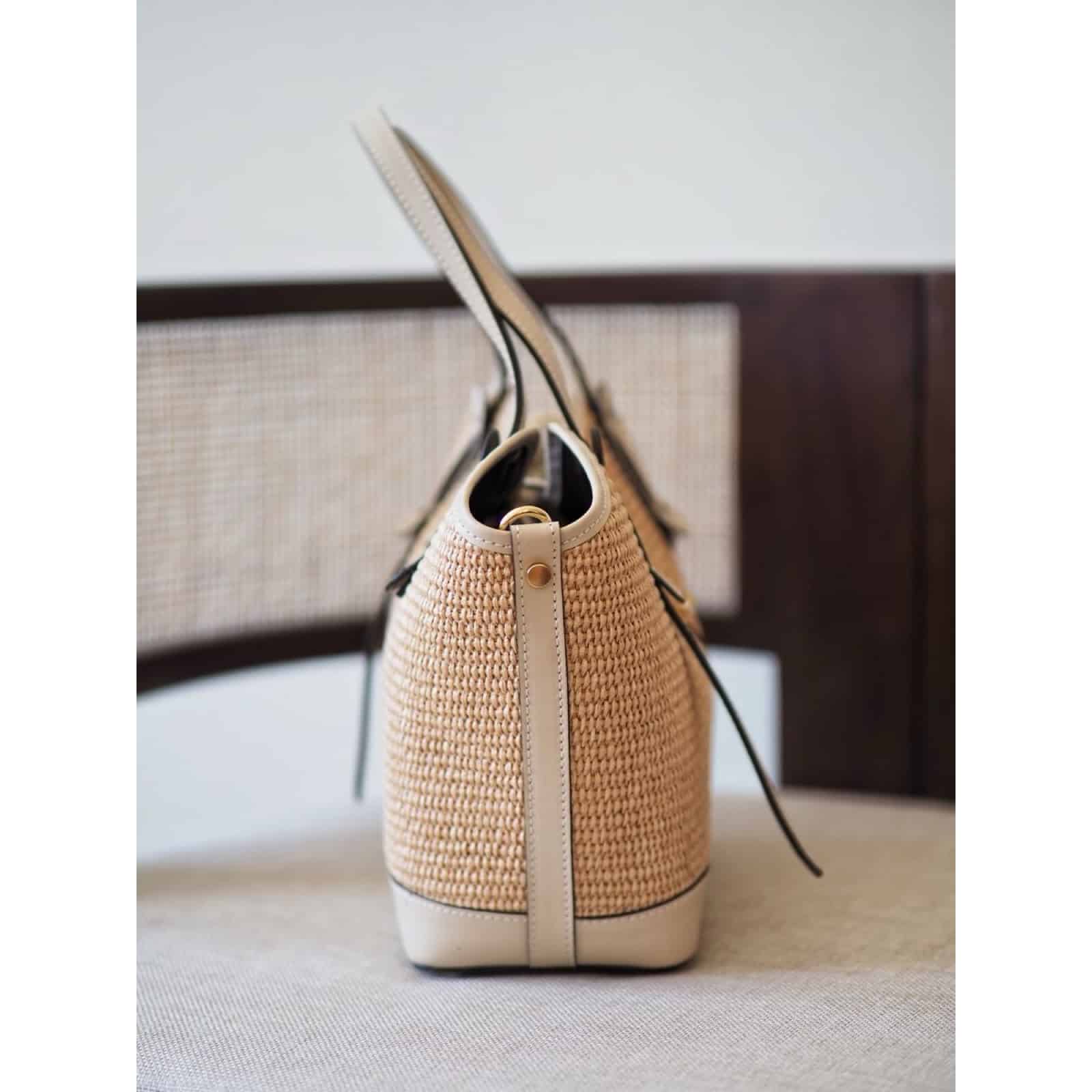 Klassisk raffiaveske med beige skinndetaljer