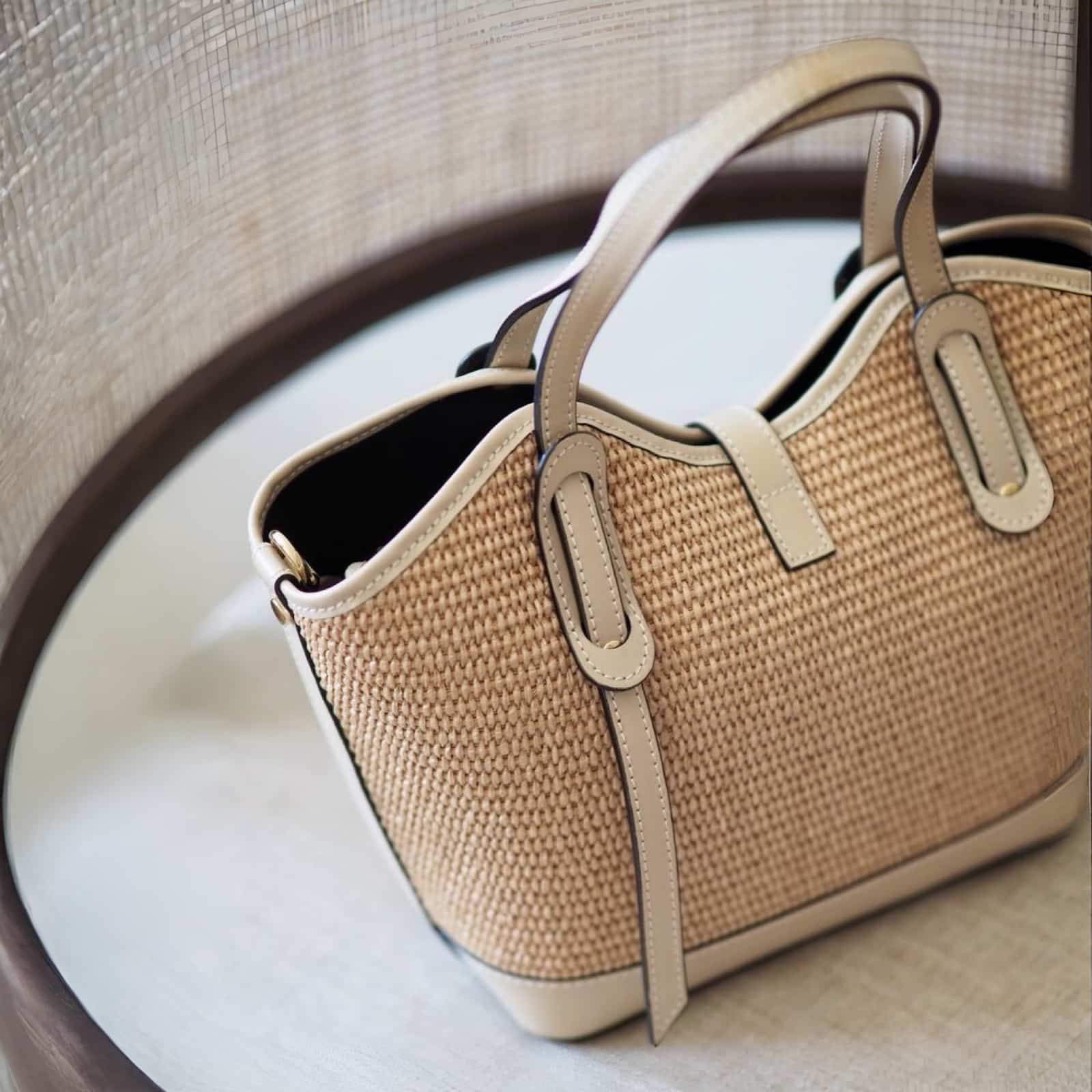 Klassisk raffiaveske med beige skinndetaljer