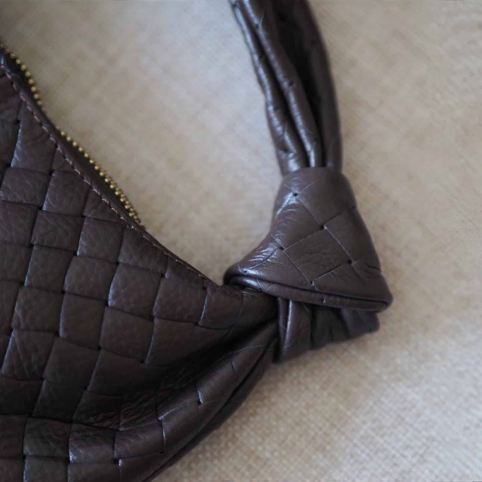 Sienna Twist – flettet skinnveske, mørkebrun