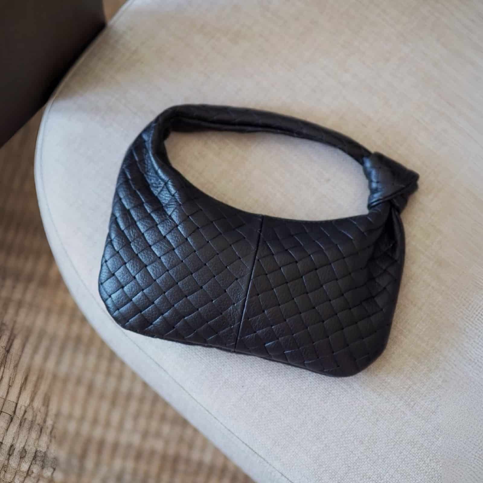 Sienna Twist – flettet skinnveske, sort