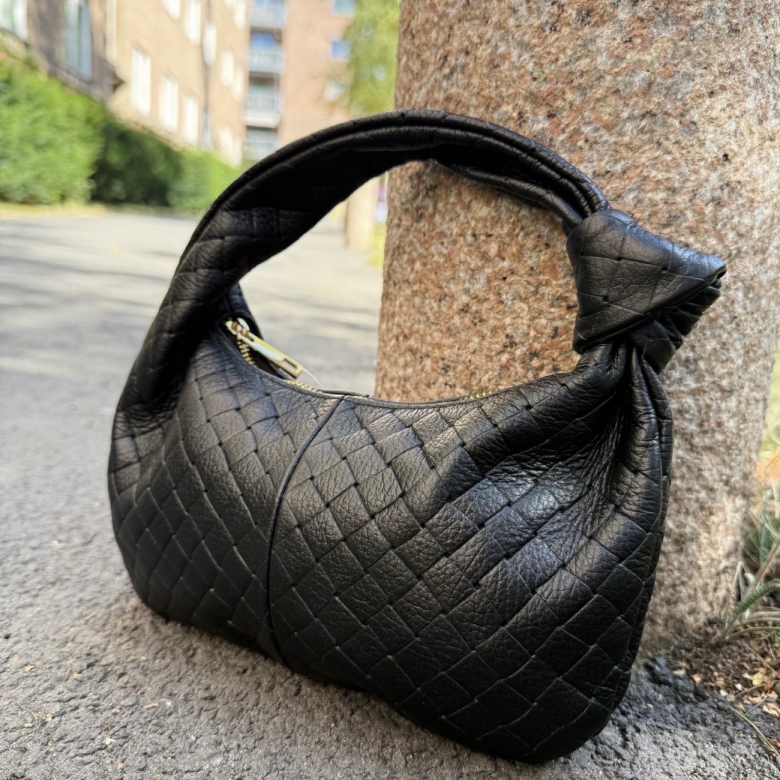 Sienna Twist – flettet skinnveske, sort
