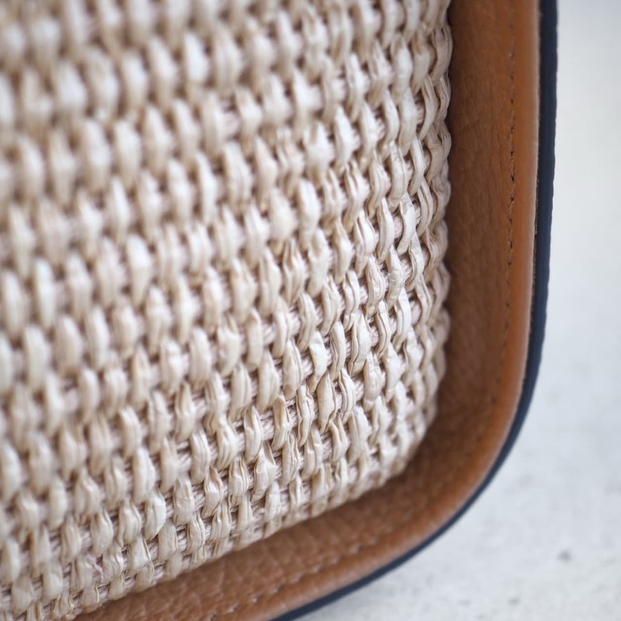 Raffia bøtteveske med skinndetaljer, cognac