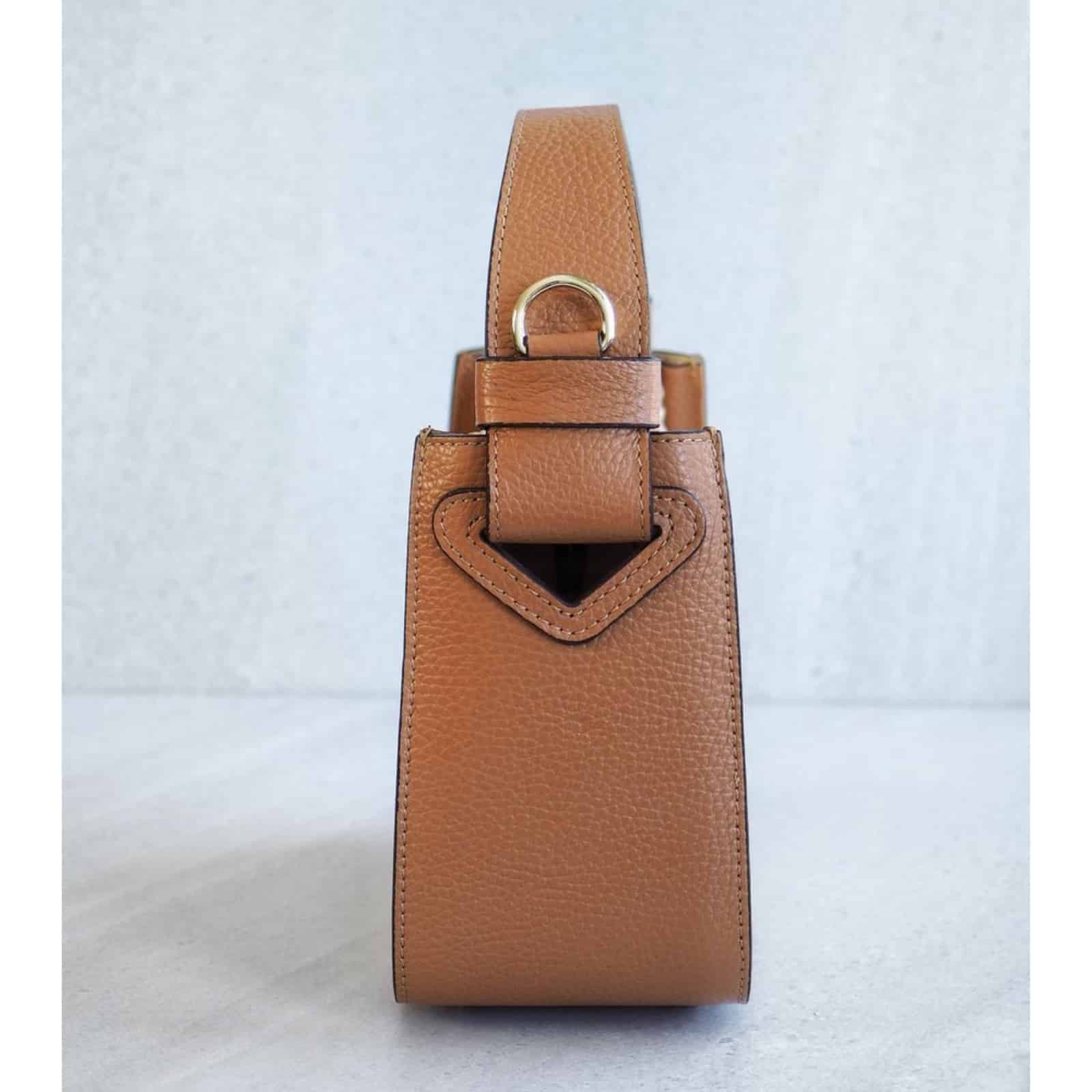 Raffia bøtteveske med skinndetaljer, cognac