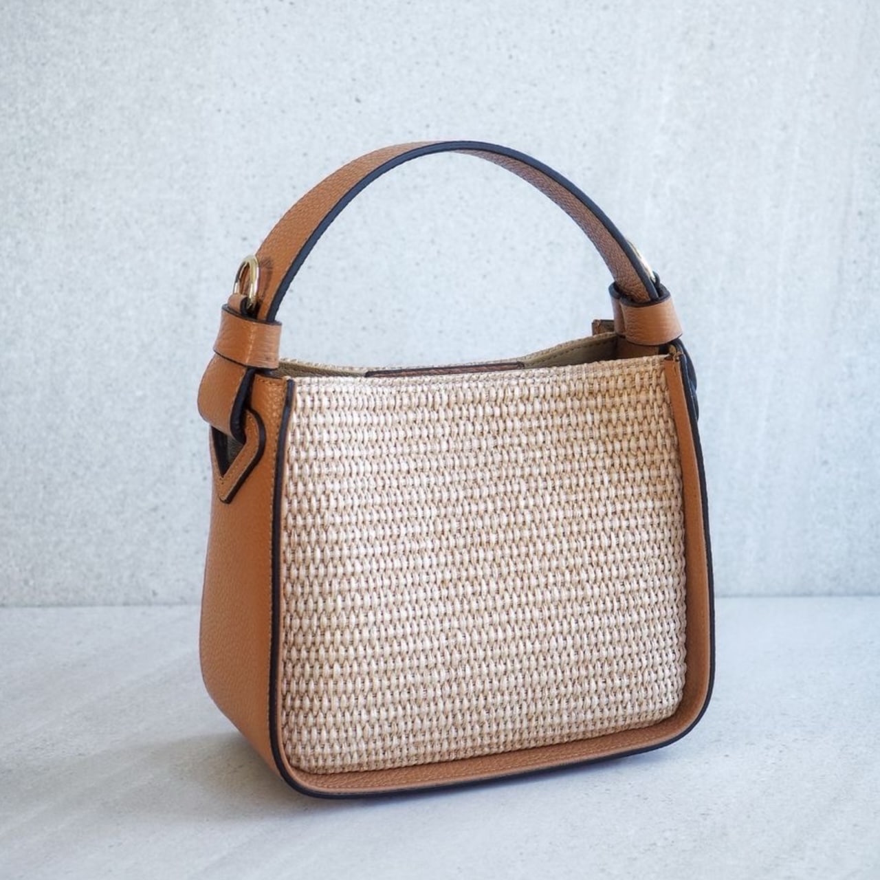 Raffia bøtteveske med skinndetaljer, cognac