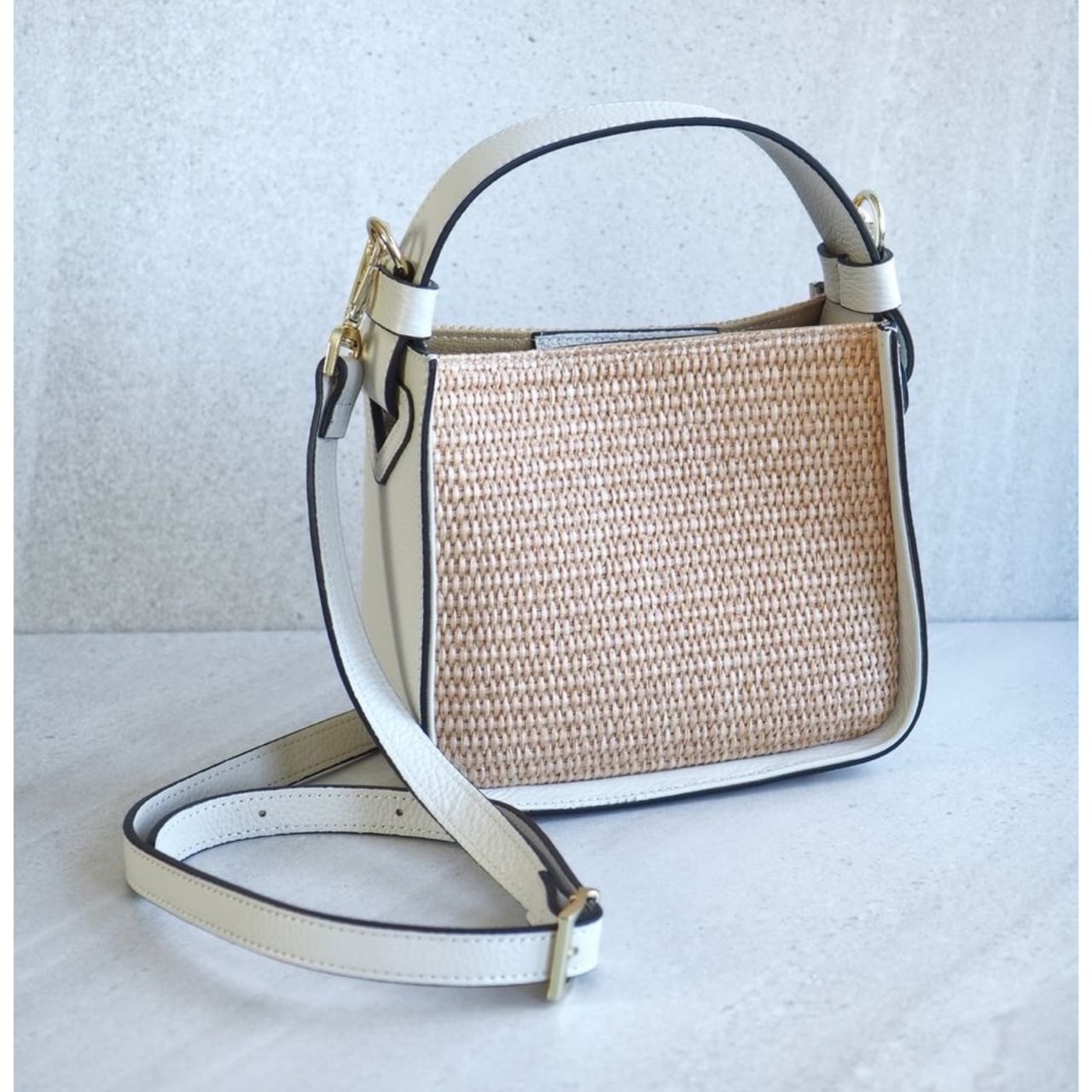 Raffia bøtteveske med skinndetaljer, beige