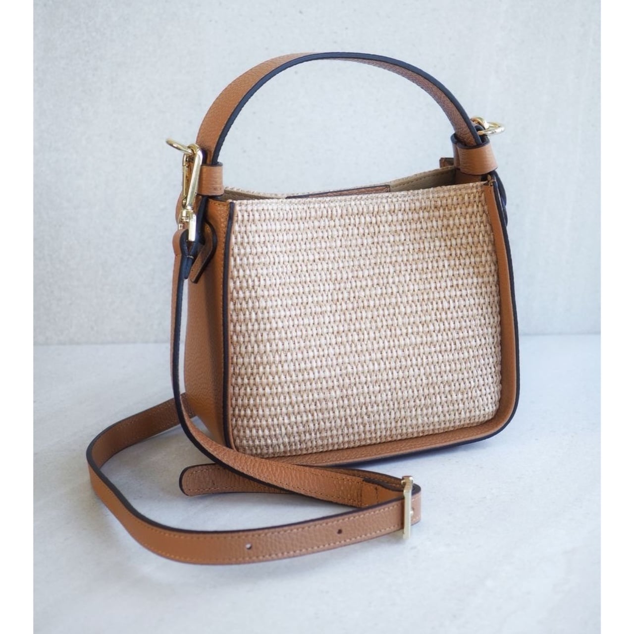Raffia bøtteveske med skinndetaljer, cognac