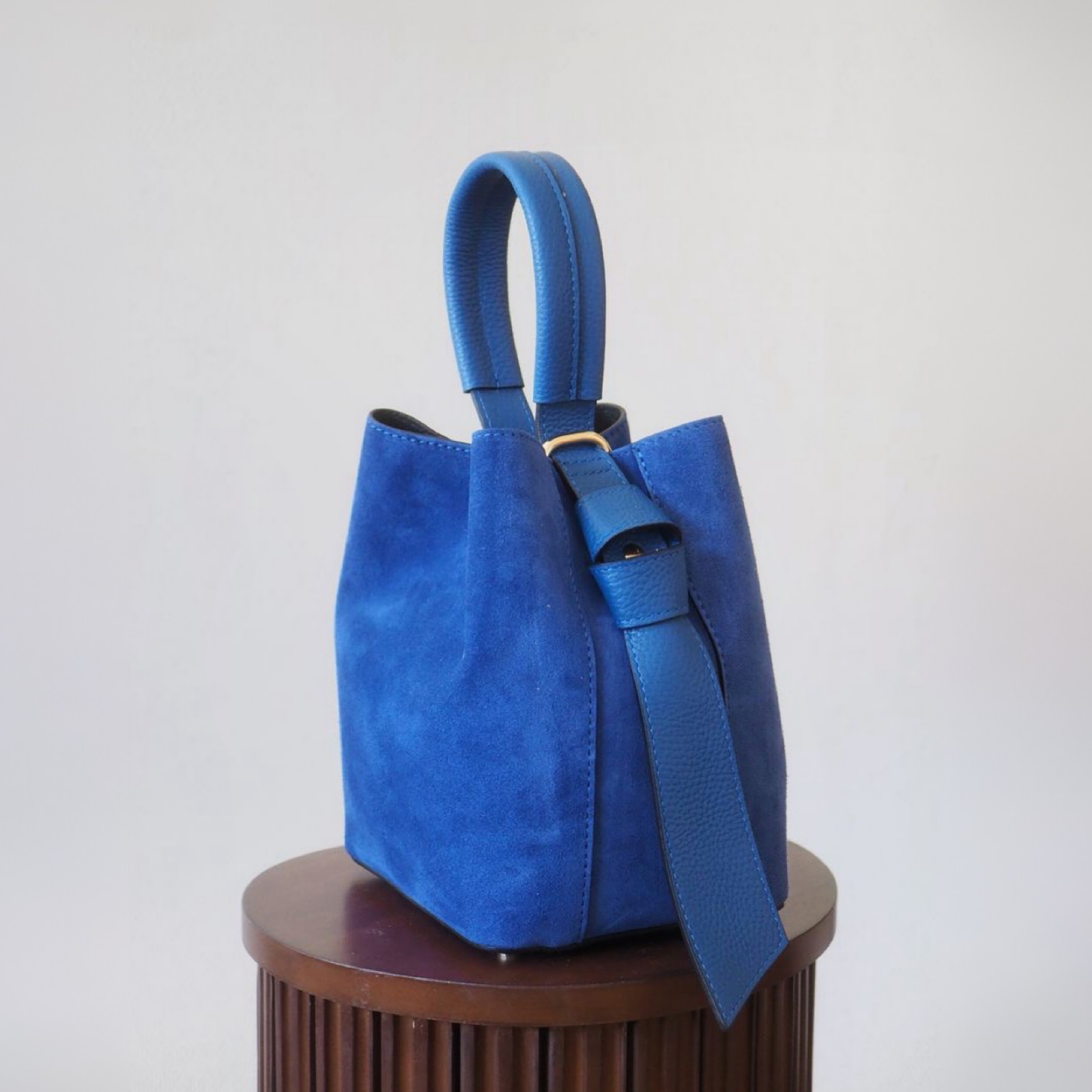 Bucket bag, semsket sterk blå