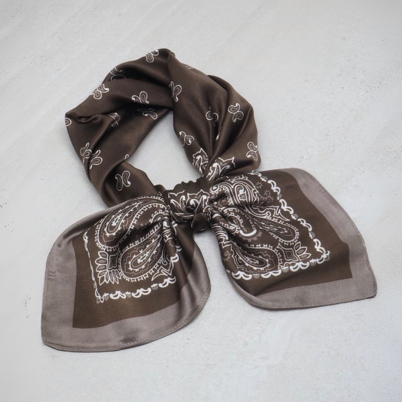 Satengskjerf, paisley brun og taupe
