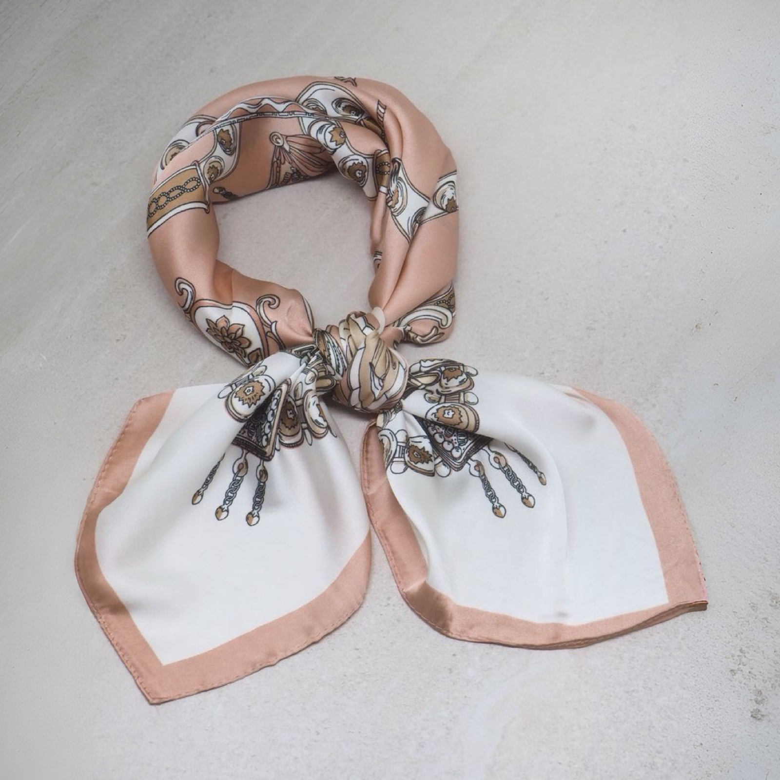 Satengskjerf, gammelrosa og off-white