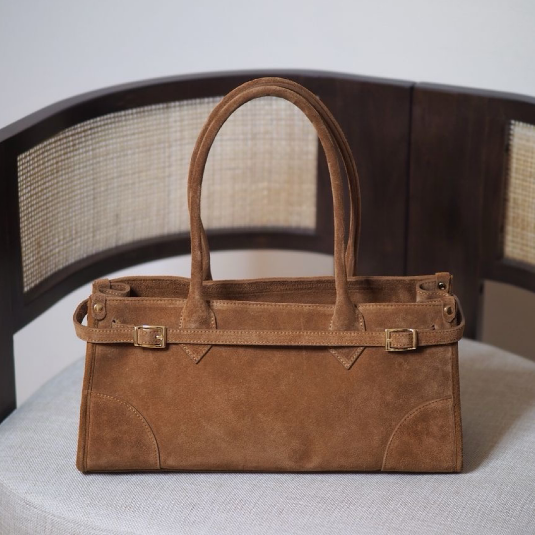 Semsket skinnveske med beltedetalj, cognac