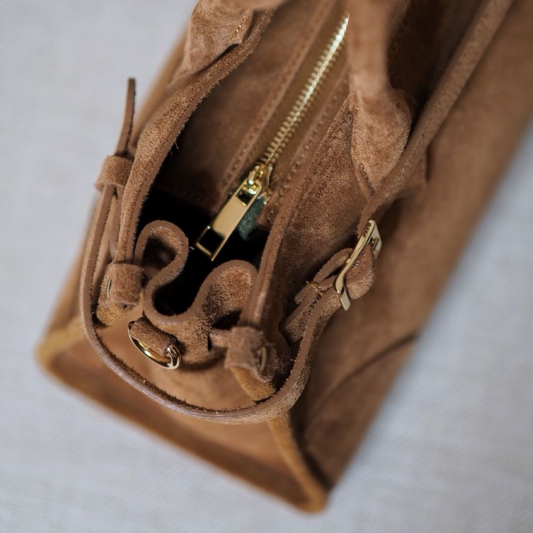 Semsket skinnveske med beltedetalj, cognac